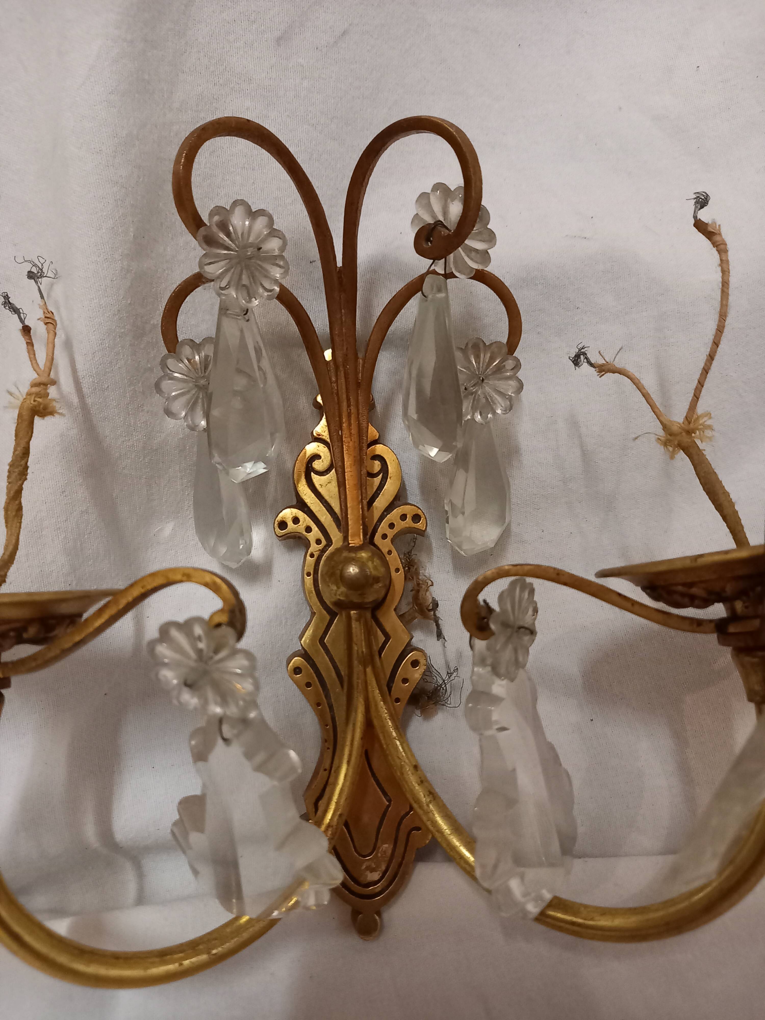 Antique wall lamp in gilded metal with cut crystal tassels