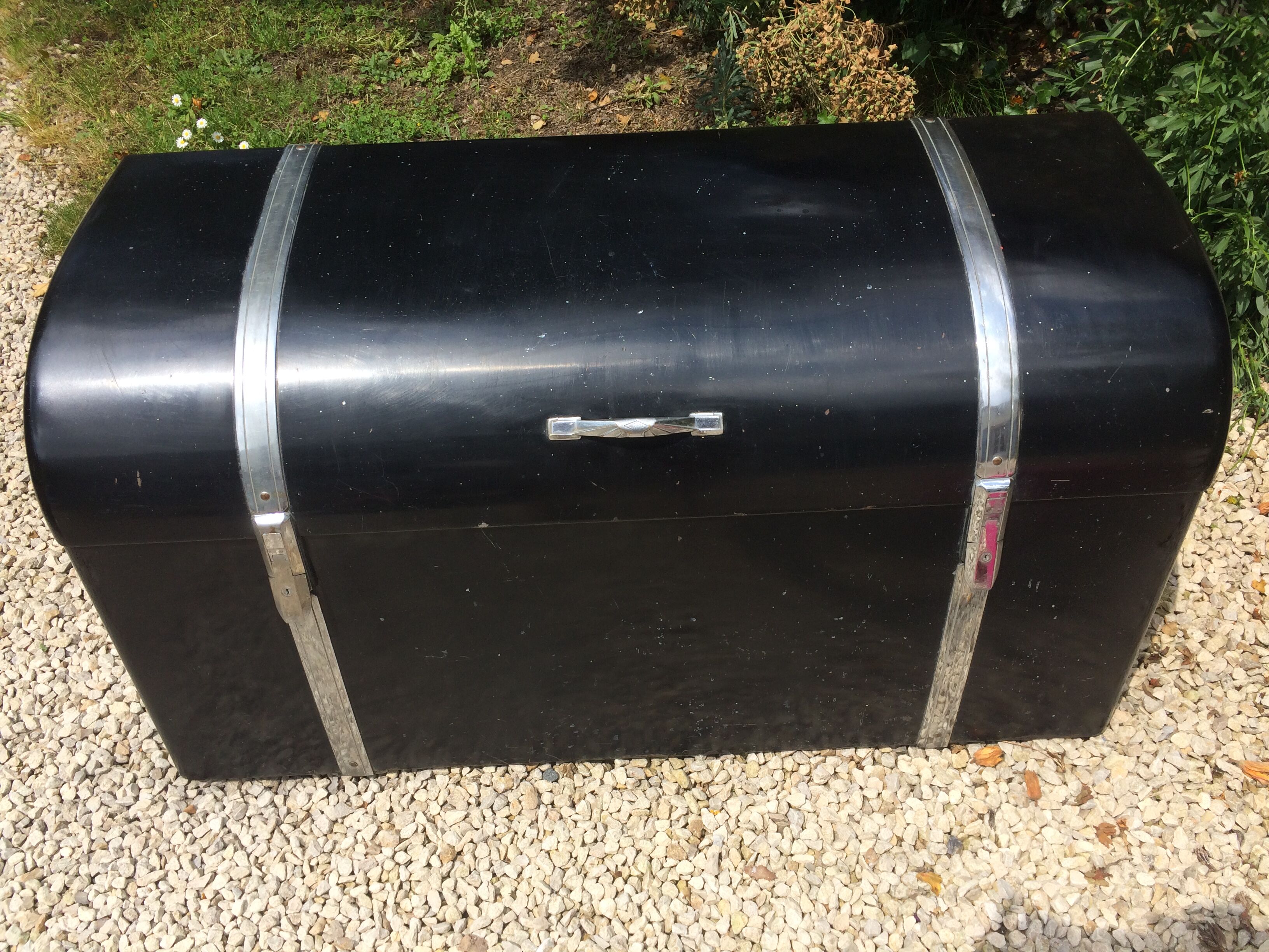 Old car back trunk most certainly from the 1930s