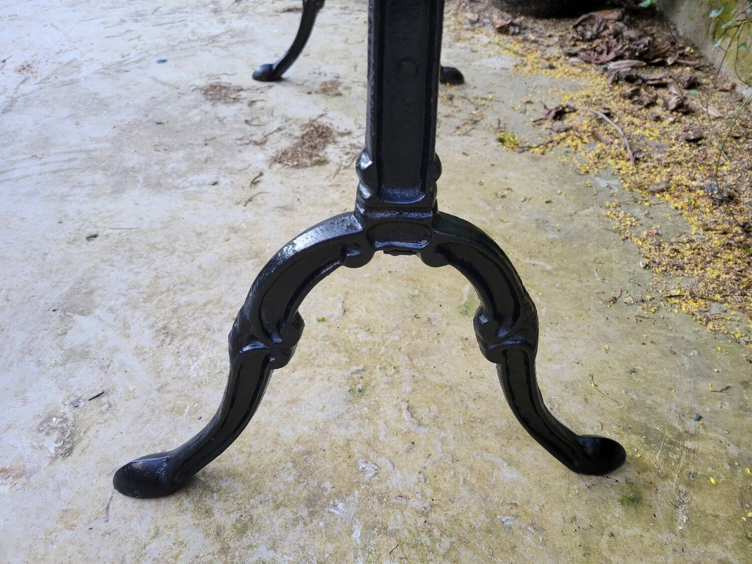 Bistro table in Carrara marble and cast iron circa 1900