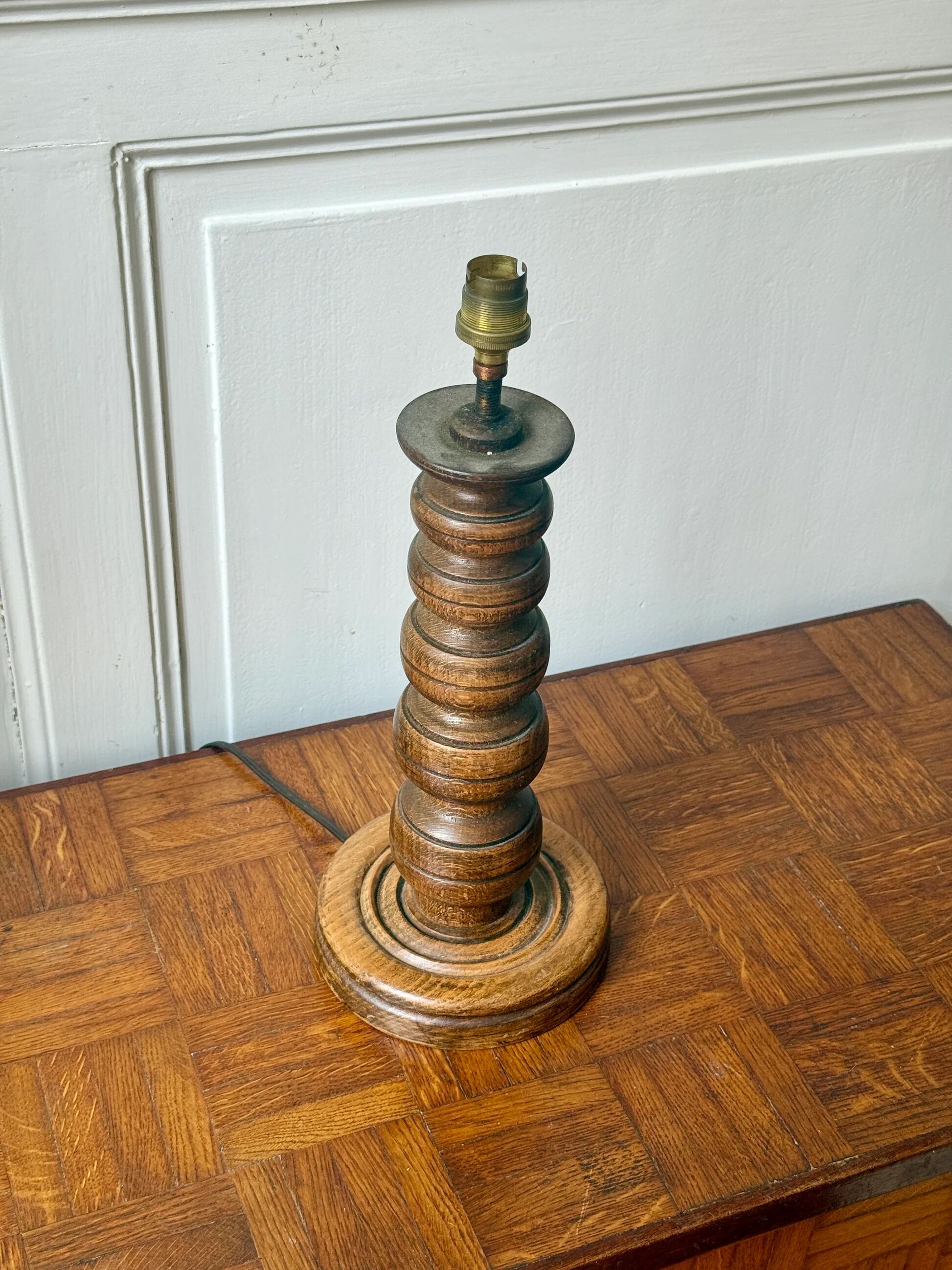 Pied de lampe en bois tourné
