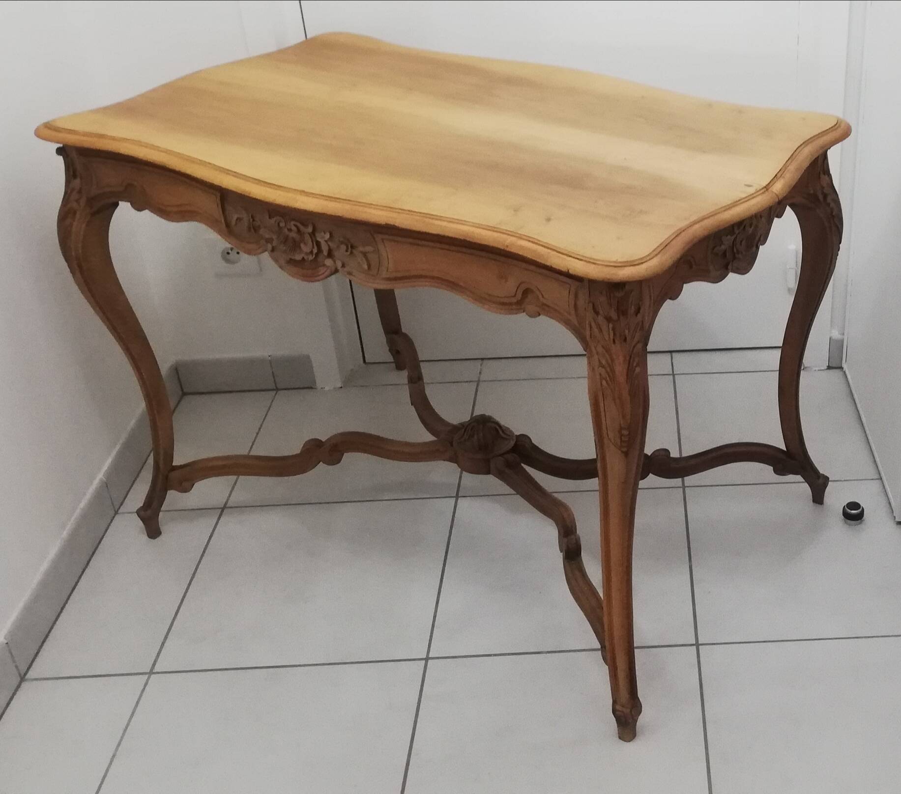 Table à tiroir de style Louis XV