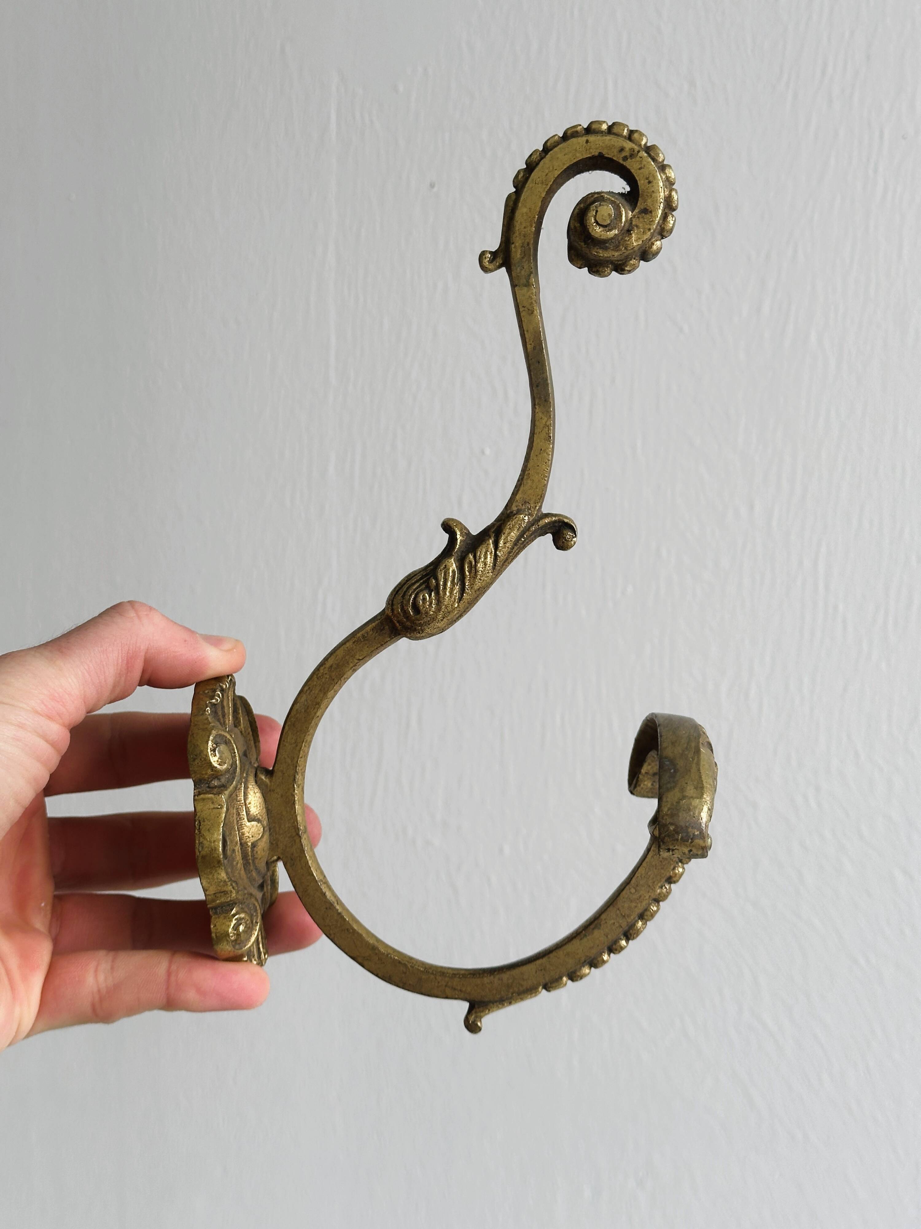 Patère murale en métal doré