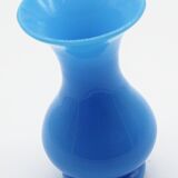 Vase en opaline bleu