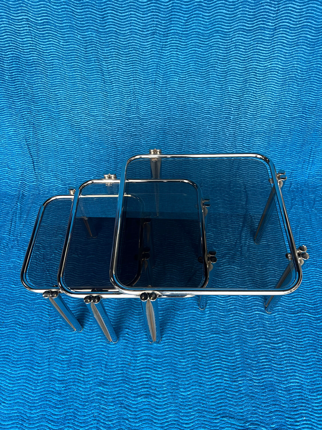 SET OF 3 NESTING TABLES WITH CHROME METAL DOUBLE BASE AND SMOKED GLASS