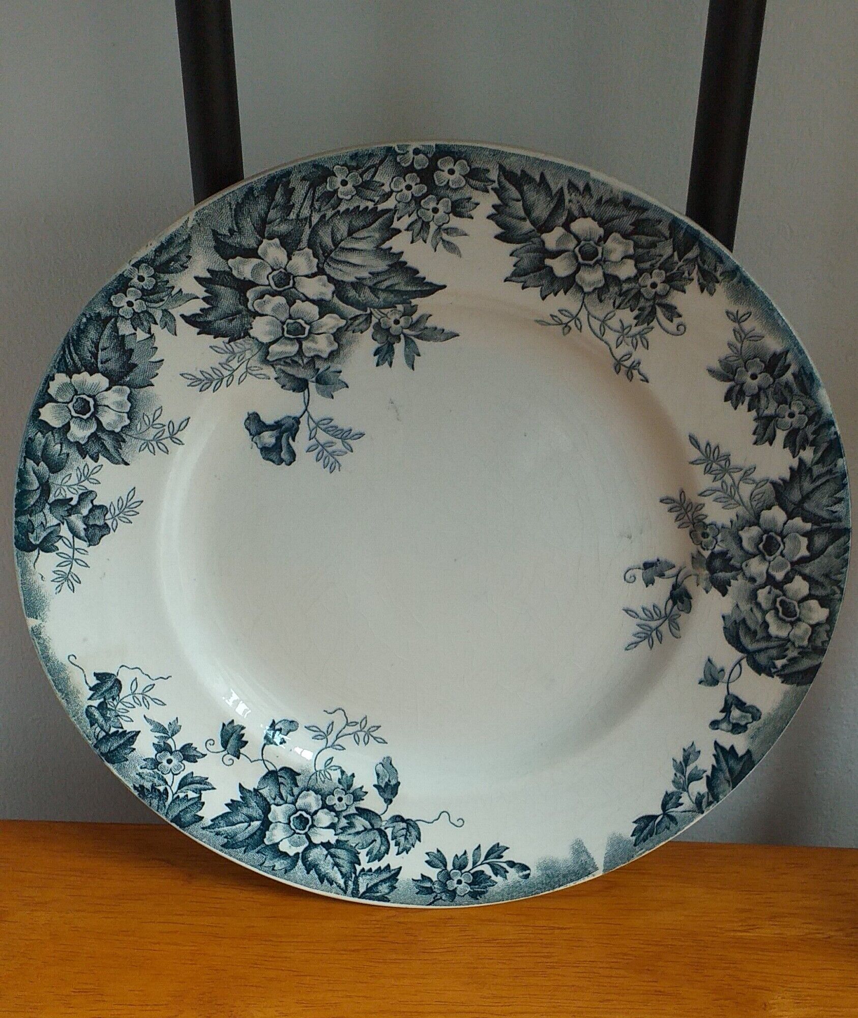Flat porcelain plate Moulin des Loups and Hamage model Marie-Louise