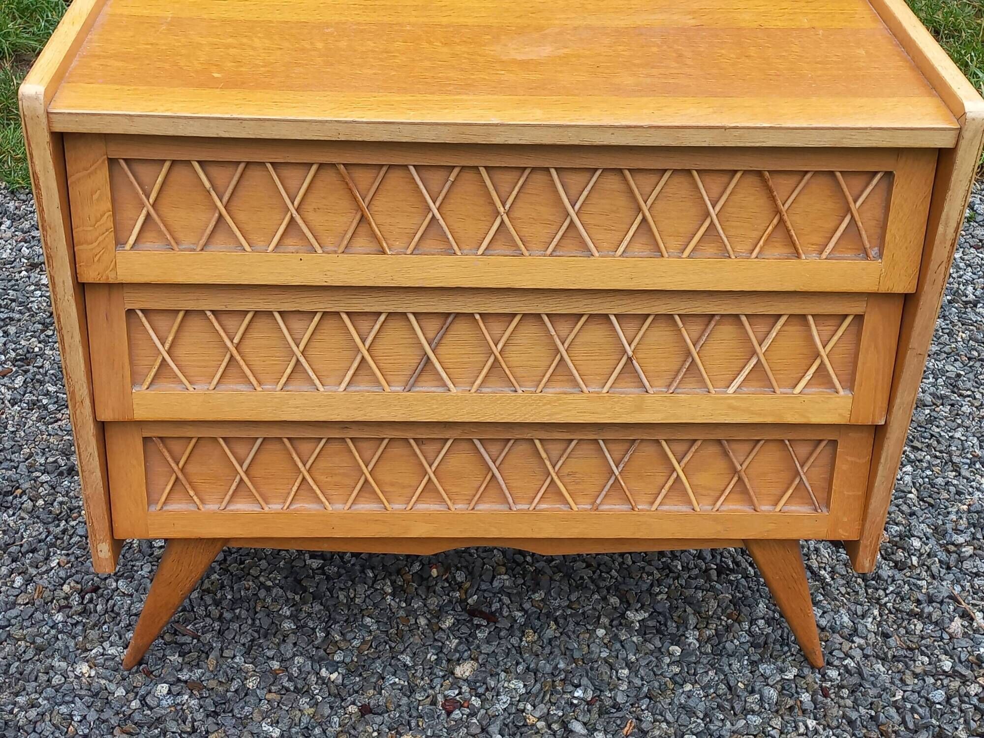 Vintage chest of drawers in light oak and rattan with tapered legs, 3 drawers from the 1950s.