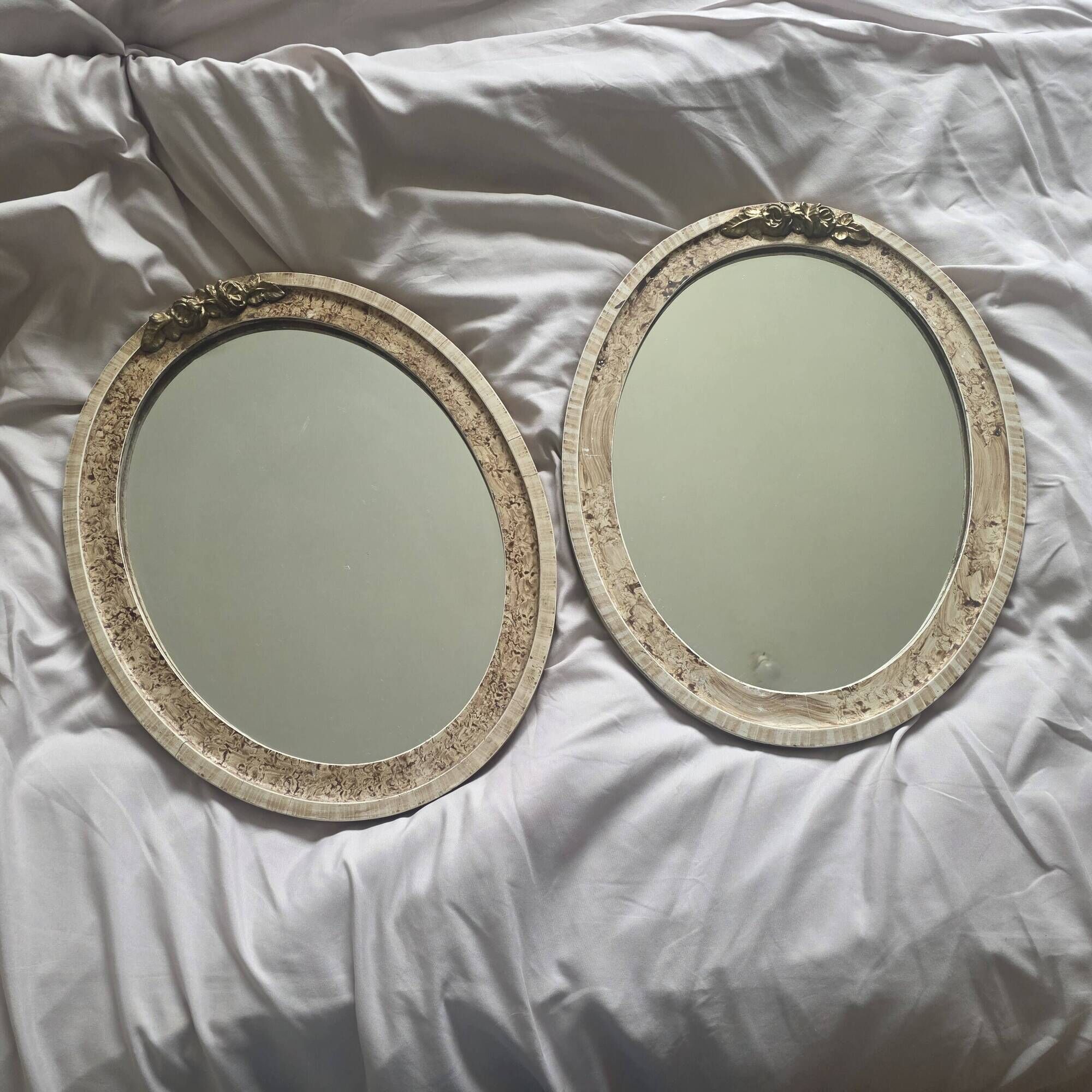 paire de miroirs ovales anciens