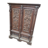 Grand buffet / armoire sculptée en chêne – Décor néo-gothique –