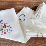 Embroidered tablecloth and 12 vintage napkins