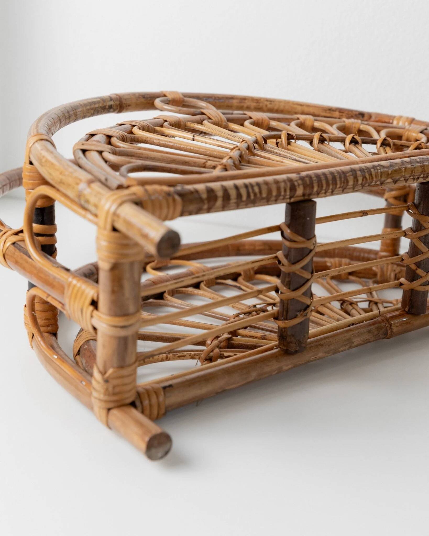 Vintage bamboo magazine rack in bois wood finish, rotin-et-osier-inspired, mid-century Italian design, 1970s