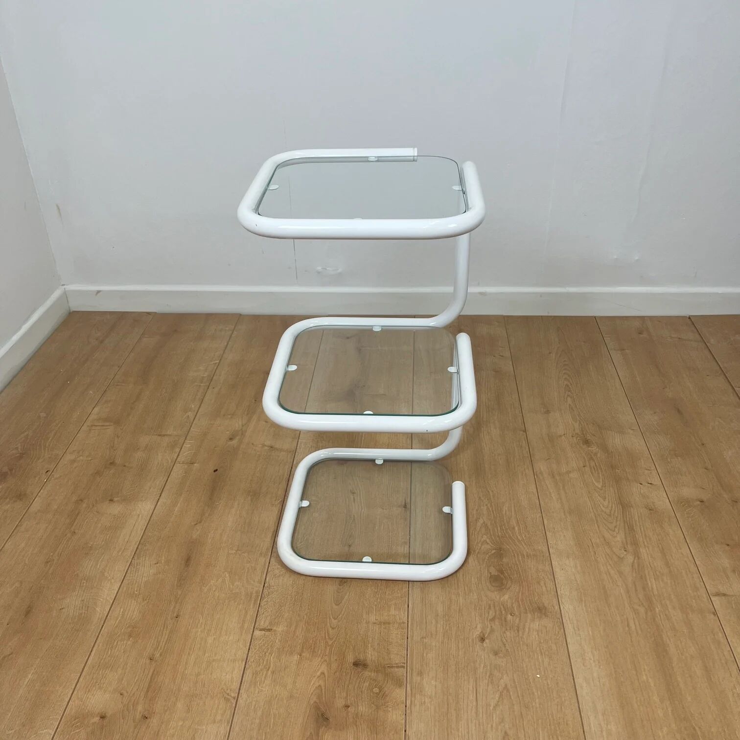 Table d’appoint vintage en métal tubulaire blanc et verre, design moderniste années 1980