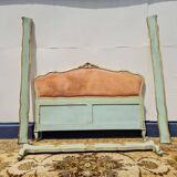 Lit style Louis XV en bois laqué et doré
