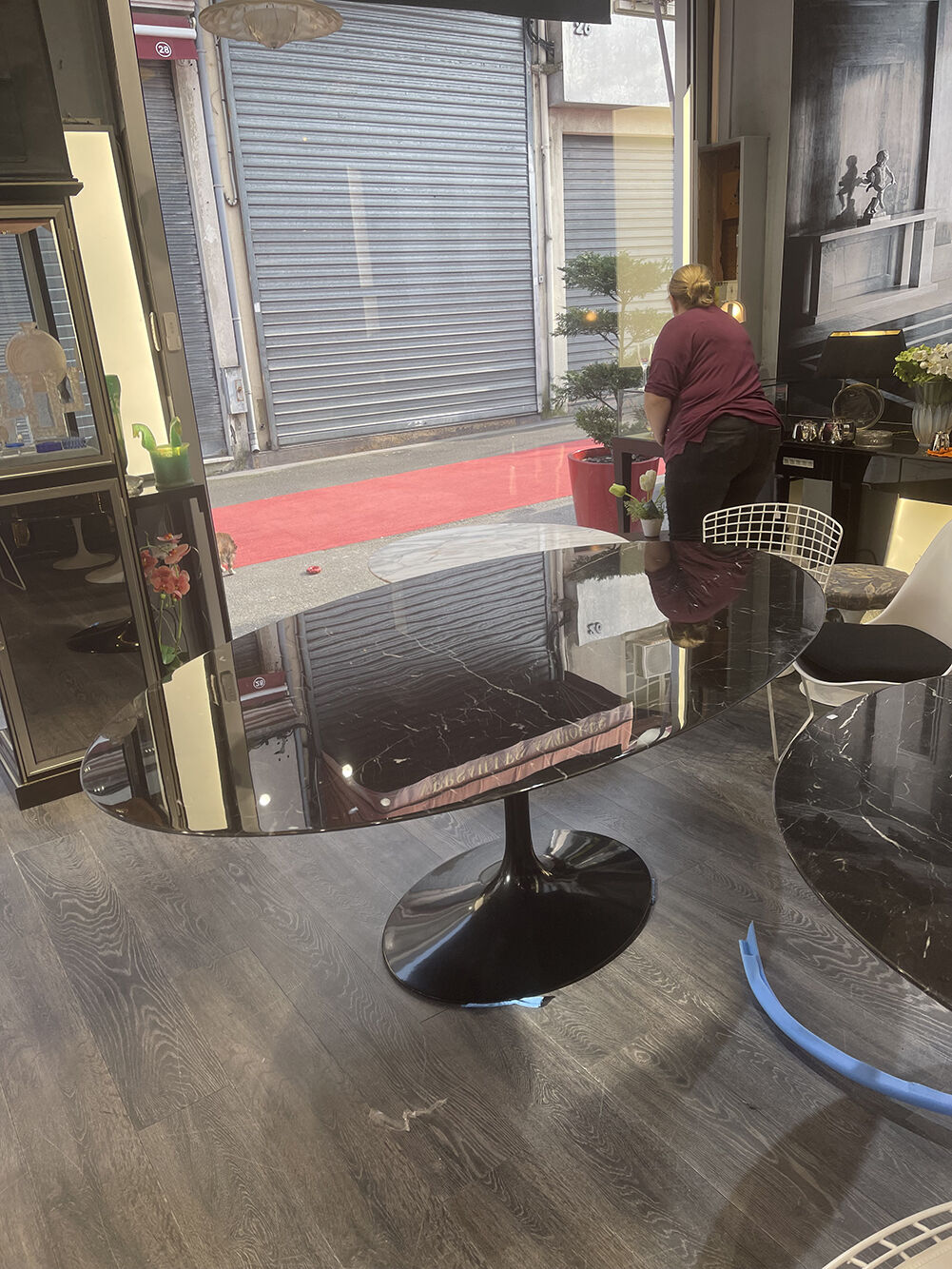 Saarinen & Knoll International: Tulip table, marble marquina and black rilsan
