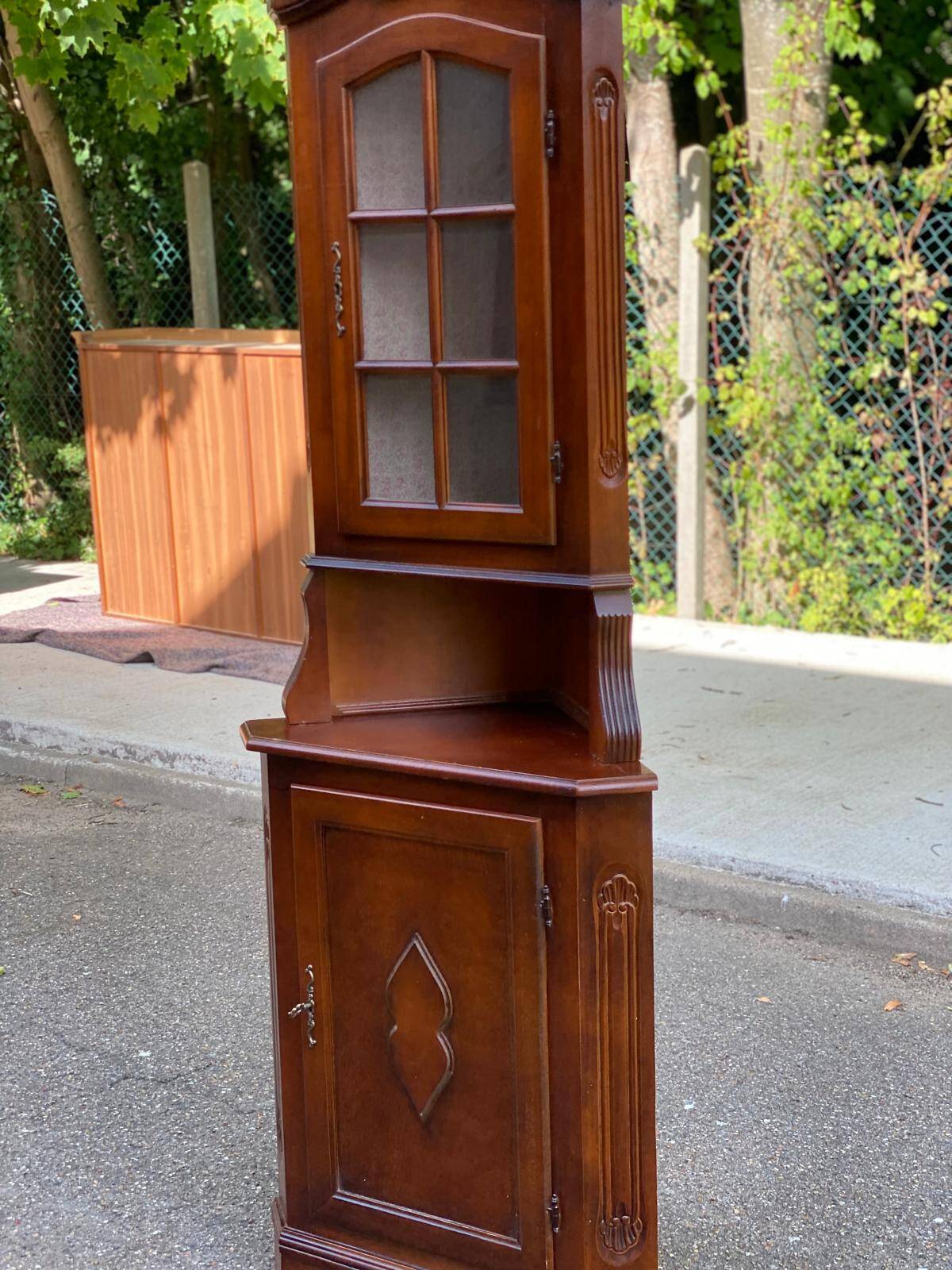 2-part corner display cabinet, English Victorian mahogany, 20th century