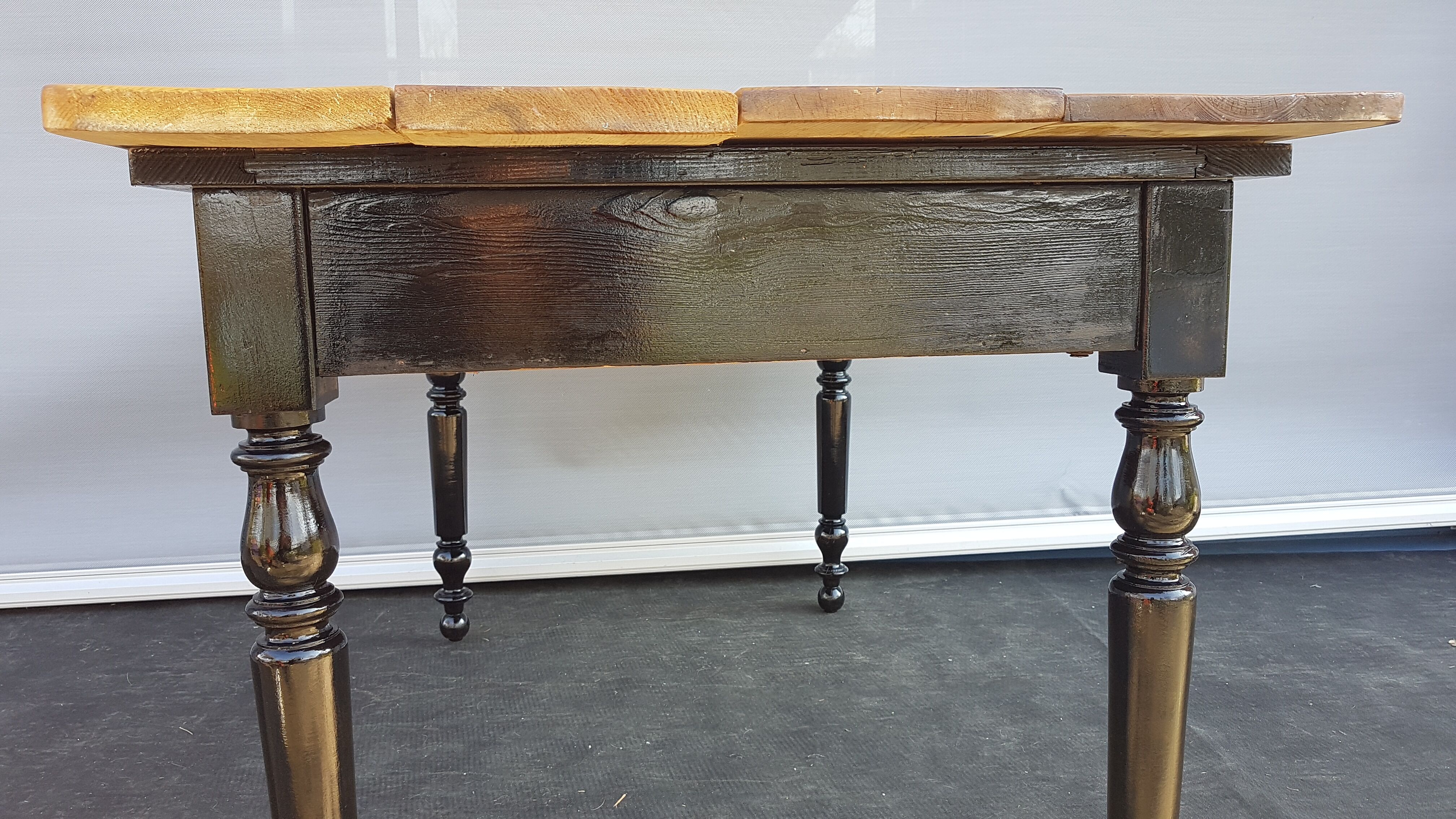 Table pine two-tone black and honey