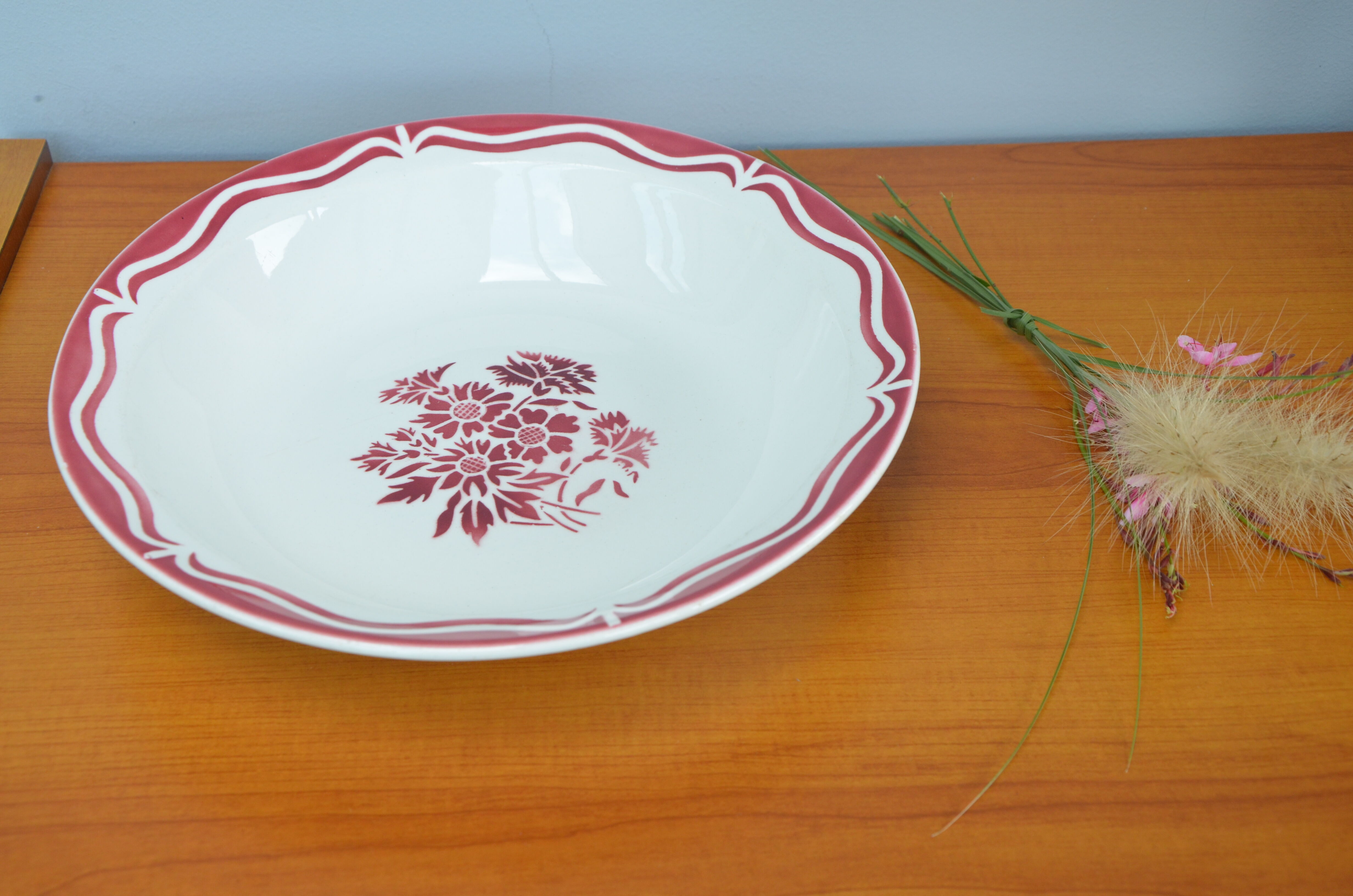 Sarregemines hollow serving dish from the Champêtre collection