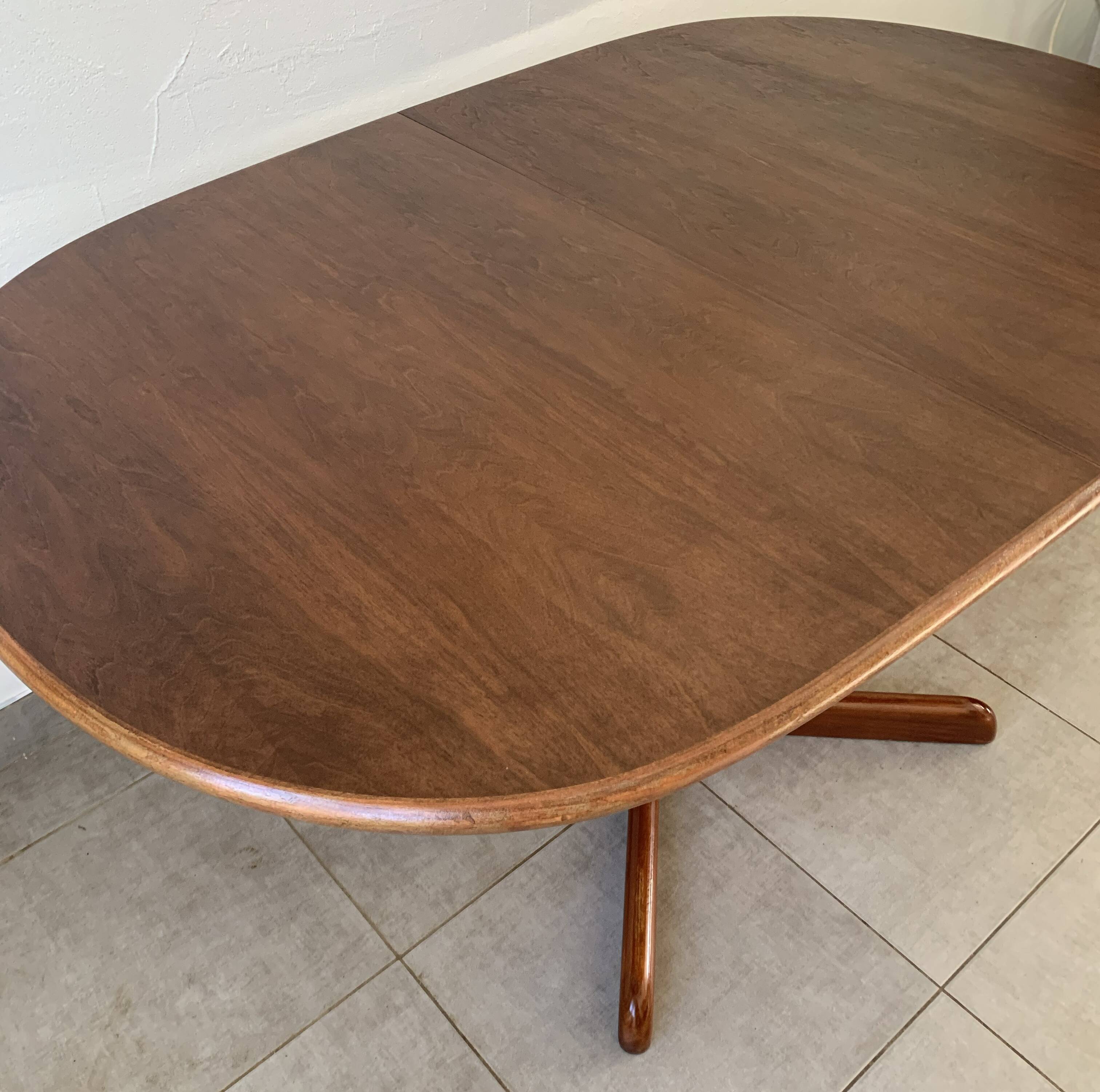 Table danoise ovale extensible en teck, années 60