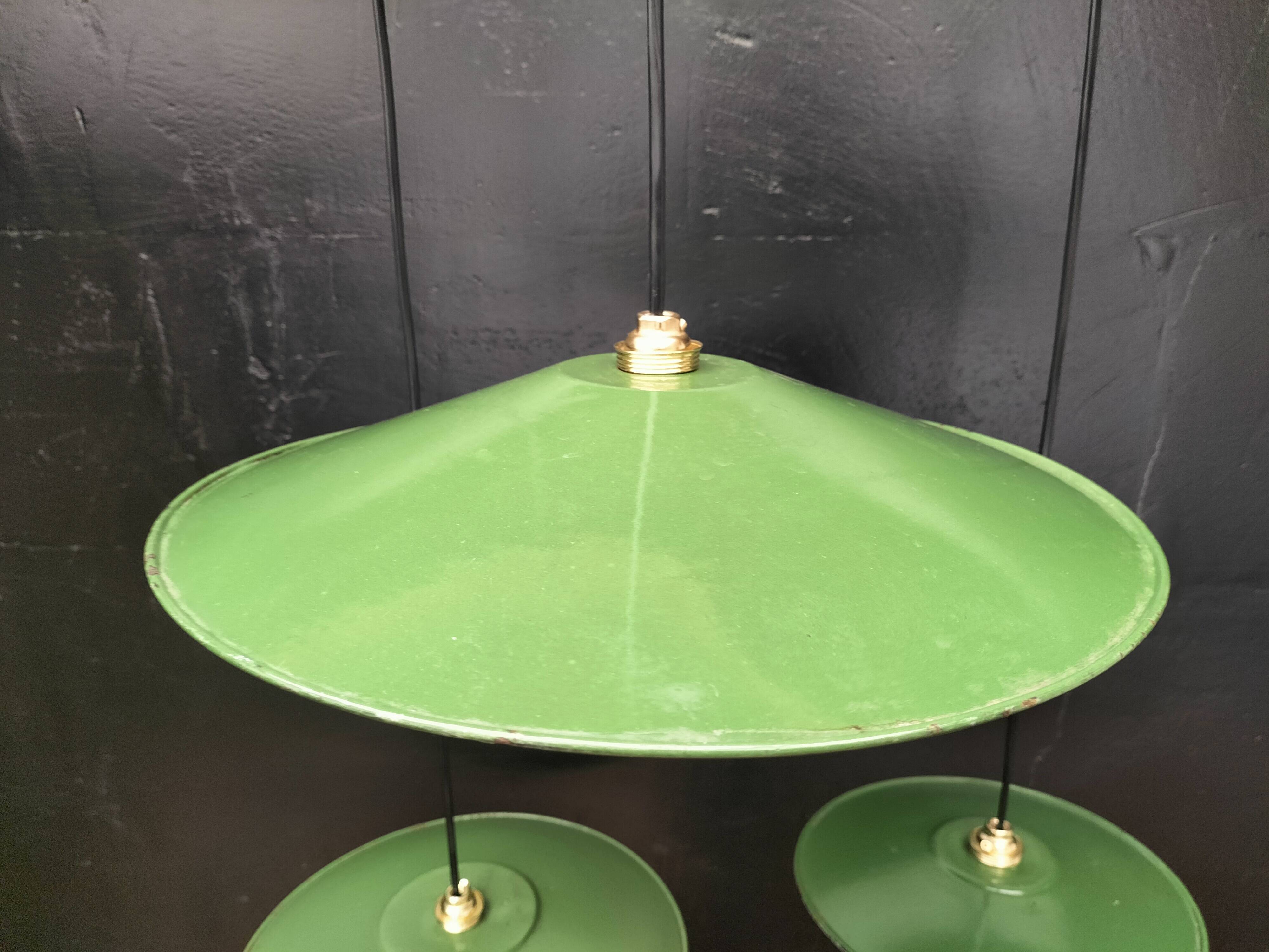 3 enamelled sheet metal suspensions