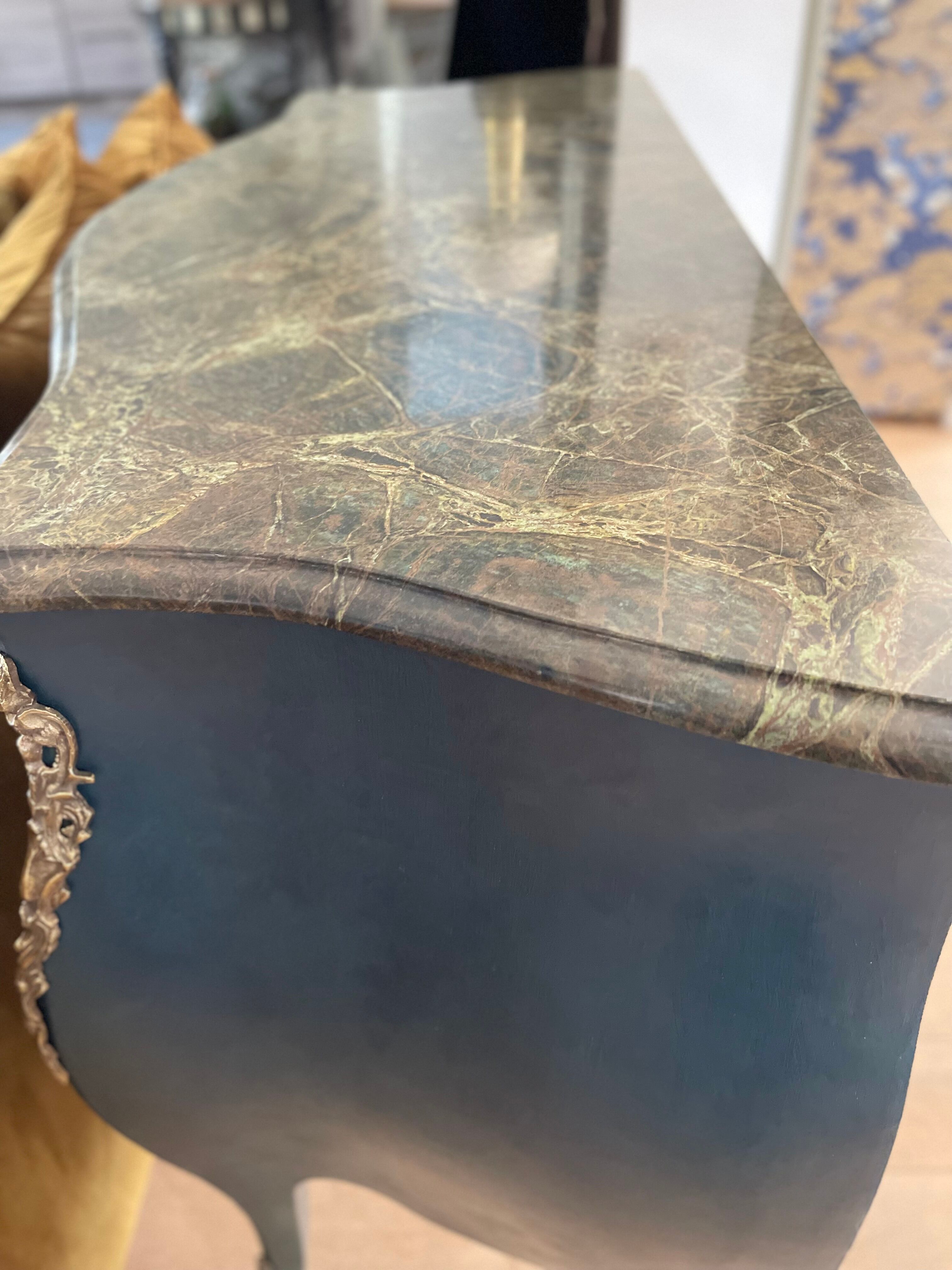 Commode patinée galbée de style Louis XV