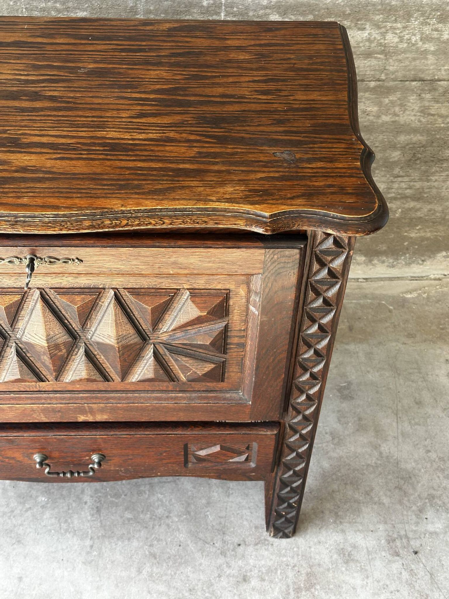 Petit meuble de rangement en chêne sculpté – circa 1930