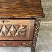 Petit meuble de rangement en chêne sculpté – circa 1930