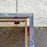 Table basse en acier et laiton, avec décorations en plexiglas coloré Italie années 70