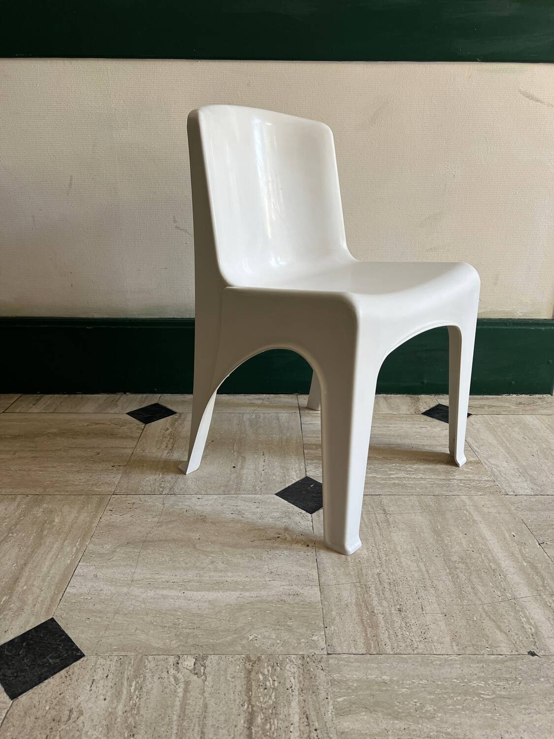 Gilac 1970 design monobloc chair