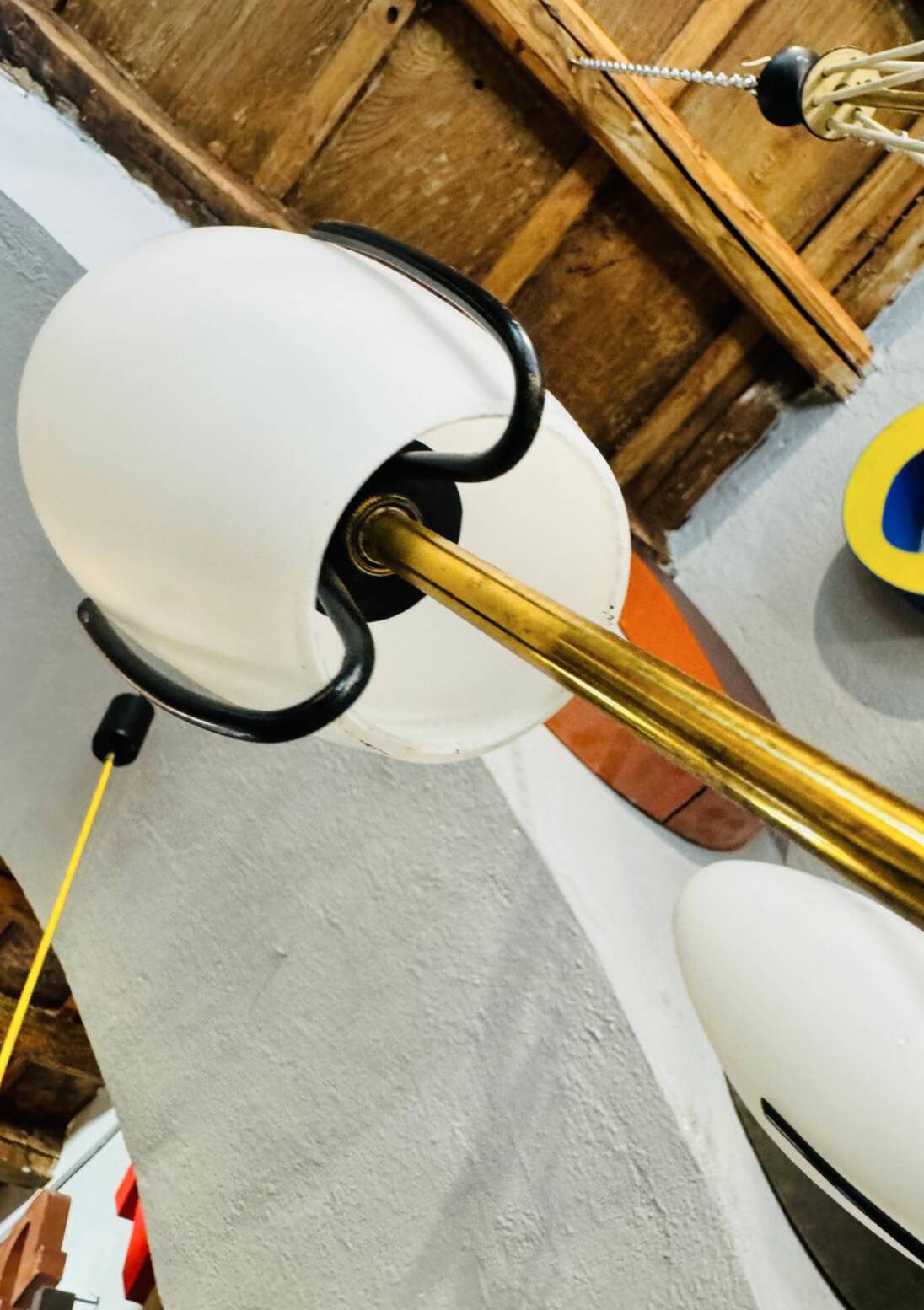 Lampadario vintage in vetro opalino bianco