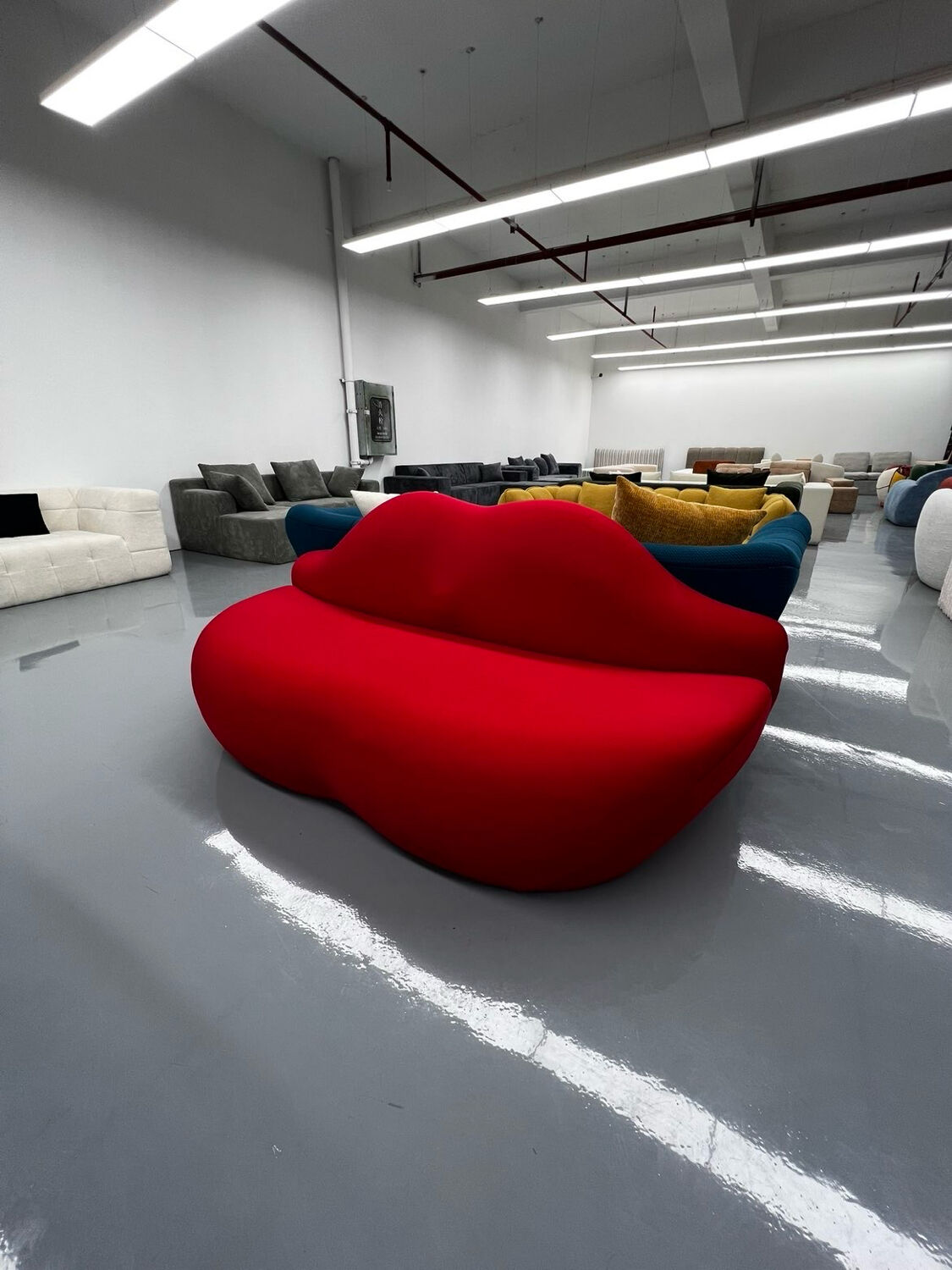 Iconic Canapé "Bocca" – Marilyn Monroe Inspiration – Red Velvet P