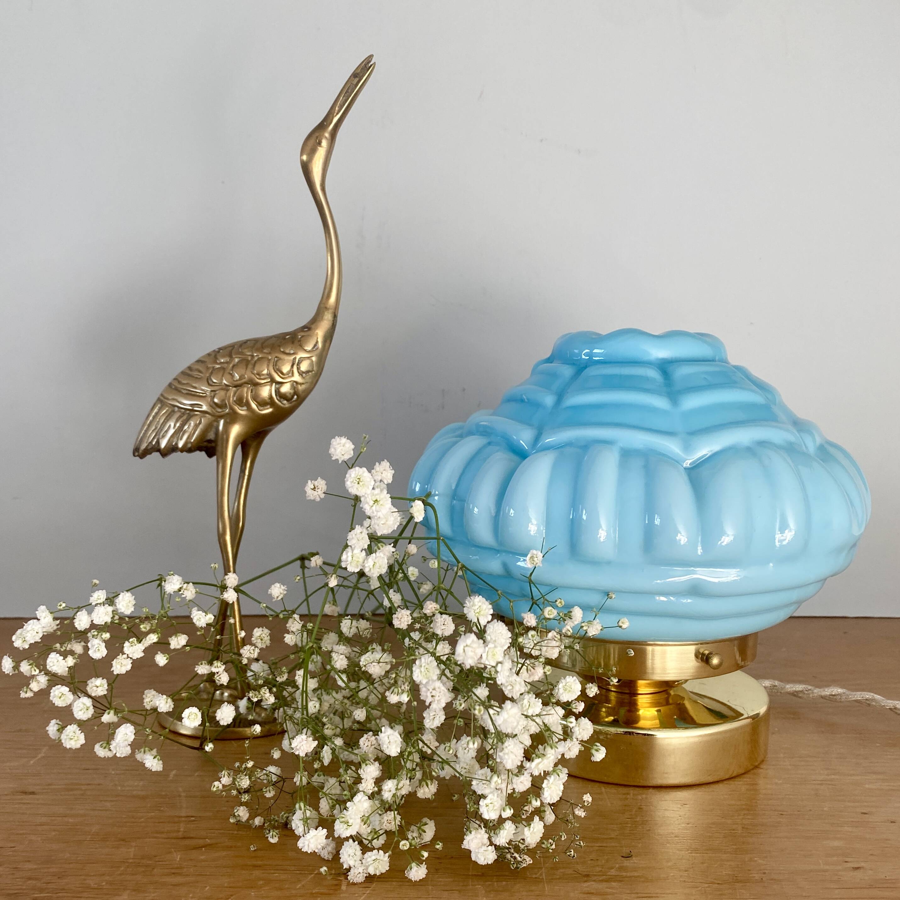 Lampe à poser globe vintage art déco en opaline bleue