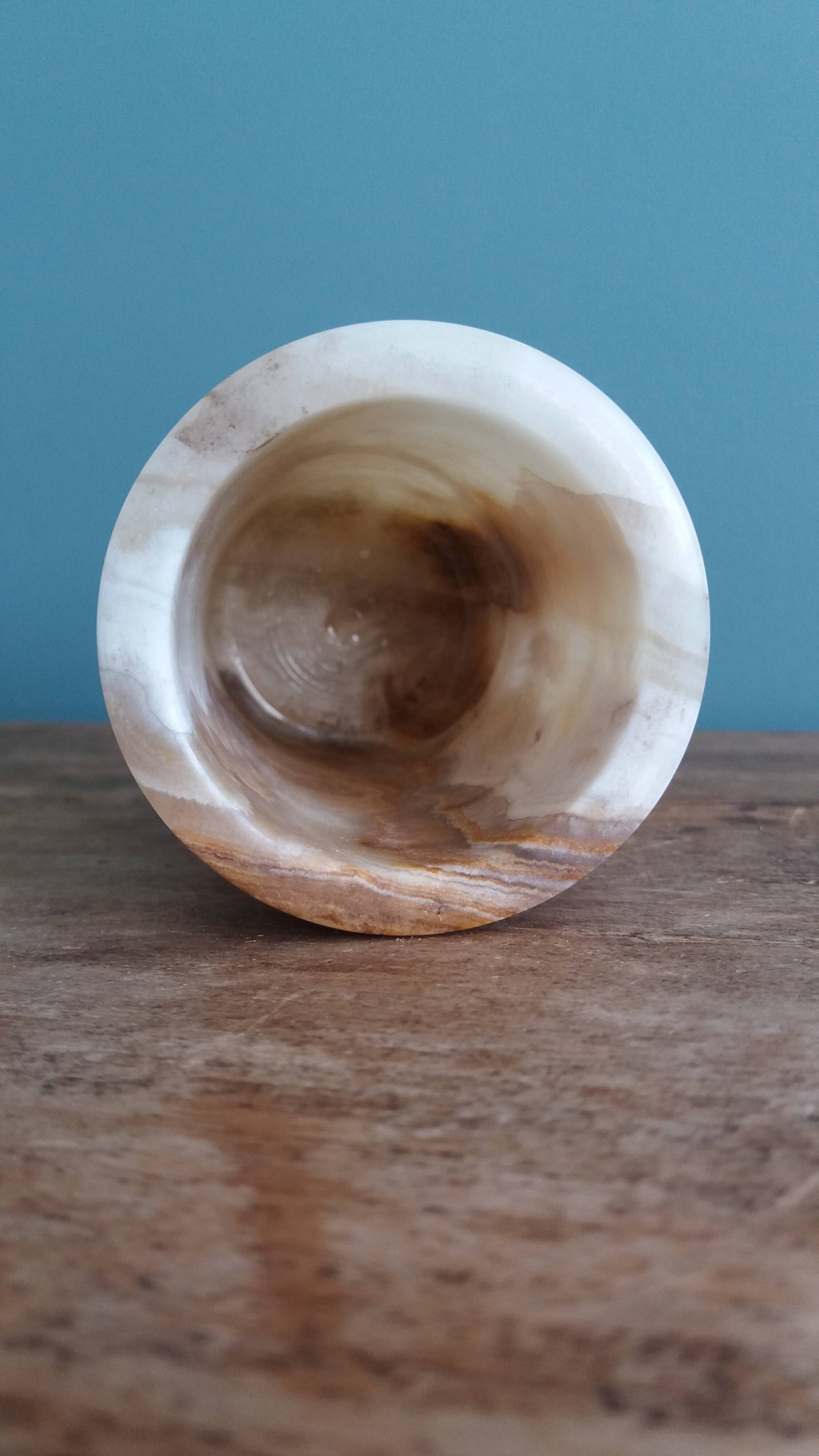 Vase pot for brushes and pencils in marble or onyx.