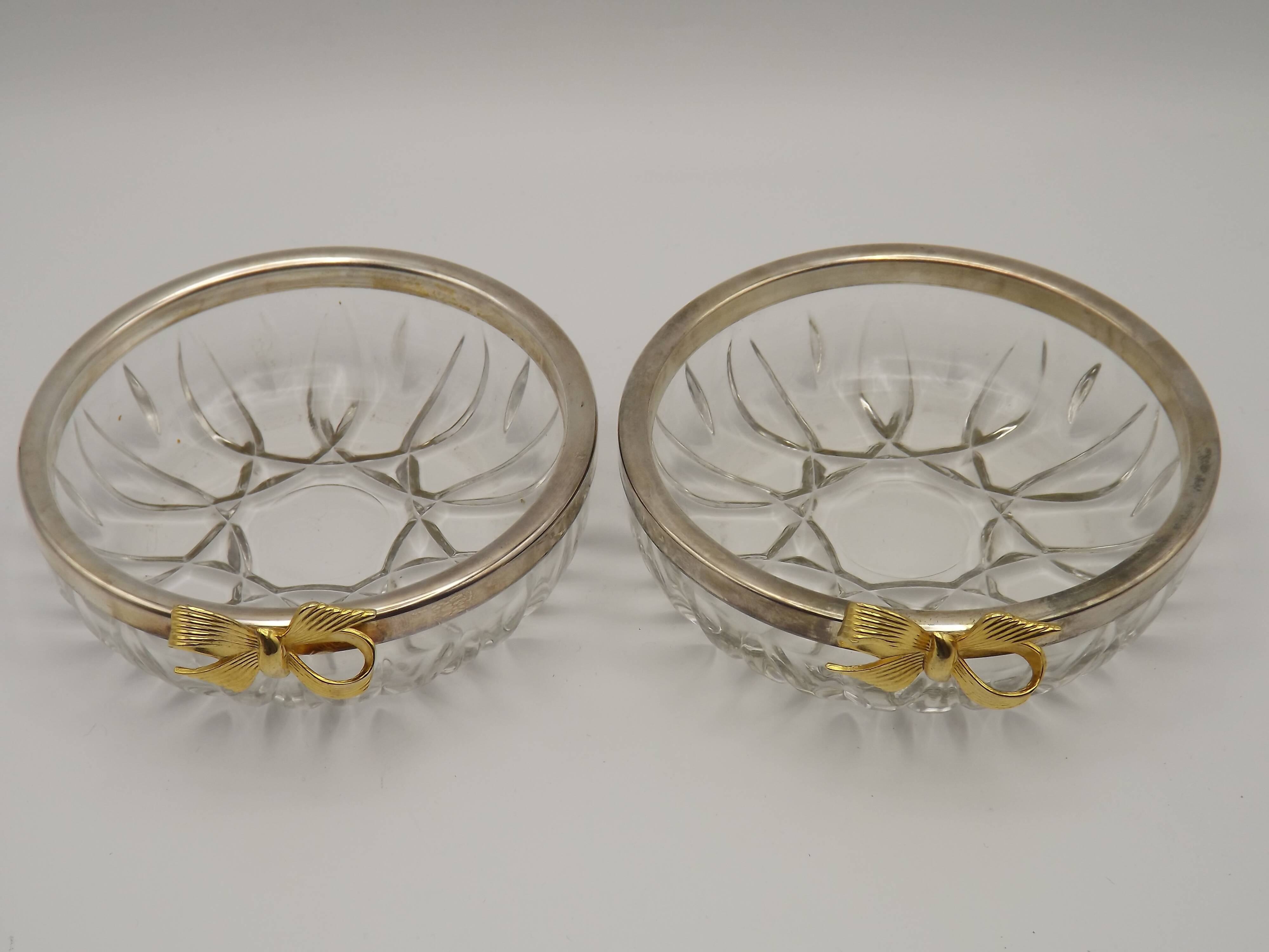 Set of 2 glass and metal bowls with a bow design.