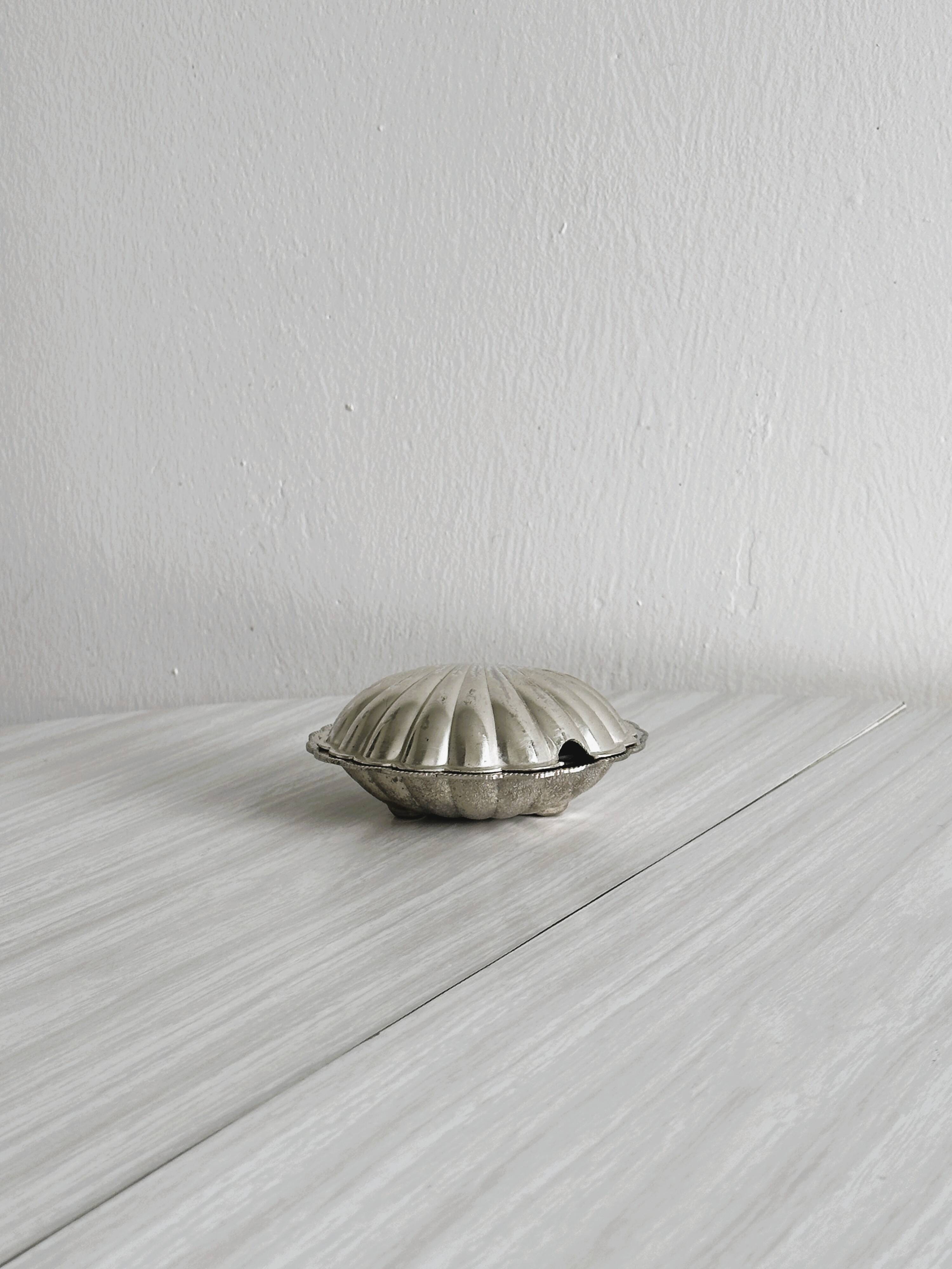 Silver-plated metal shell-shaped butter dish