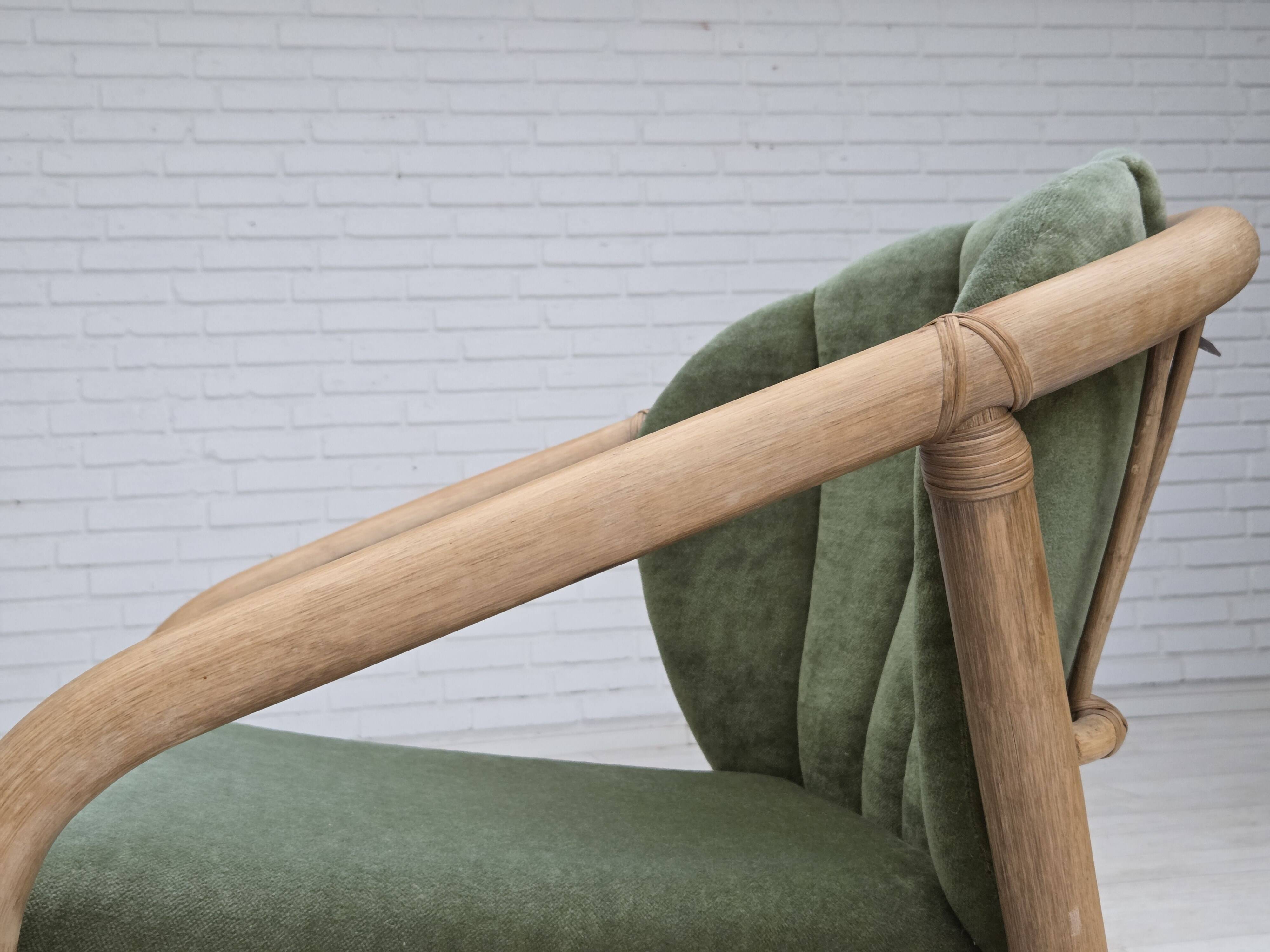 Années 1970, paire de fauteuils lounge scandinaves, mobilier en velours et rotin