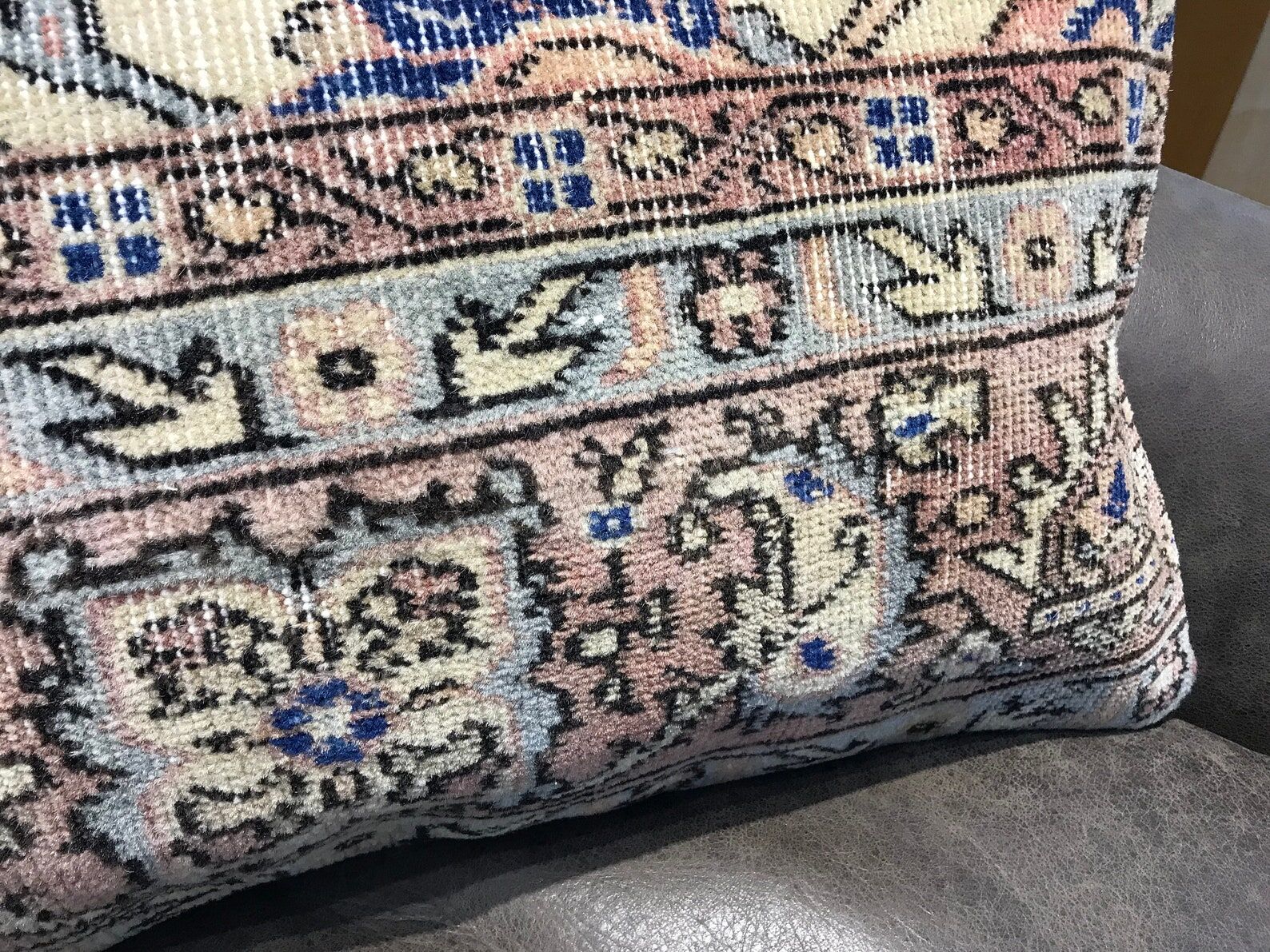 Floral Design Neutral Rug Pillow Cover 40x60cm