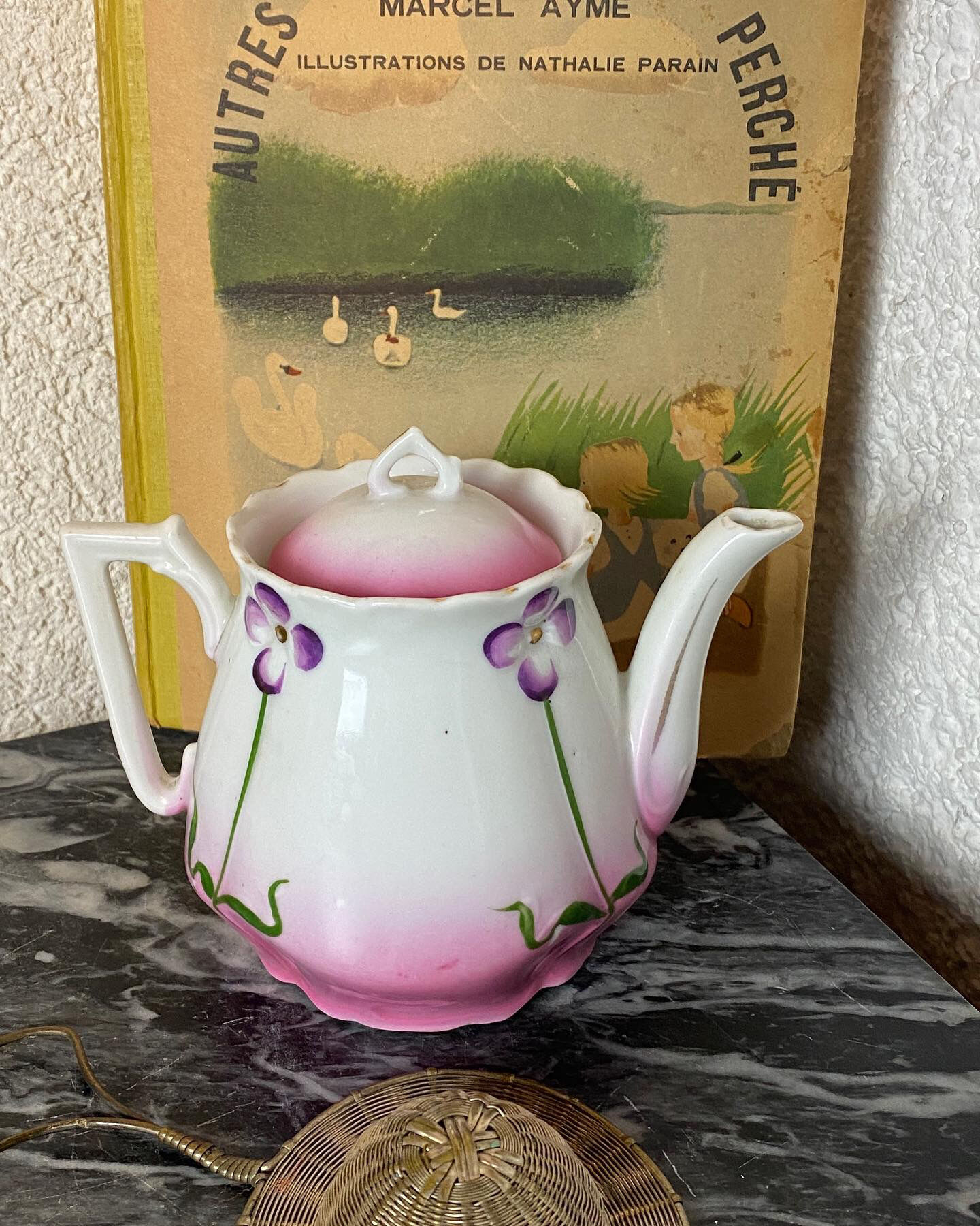 Teapot in antique porcelain "Art Nouveau"