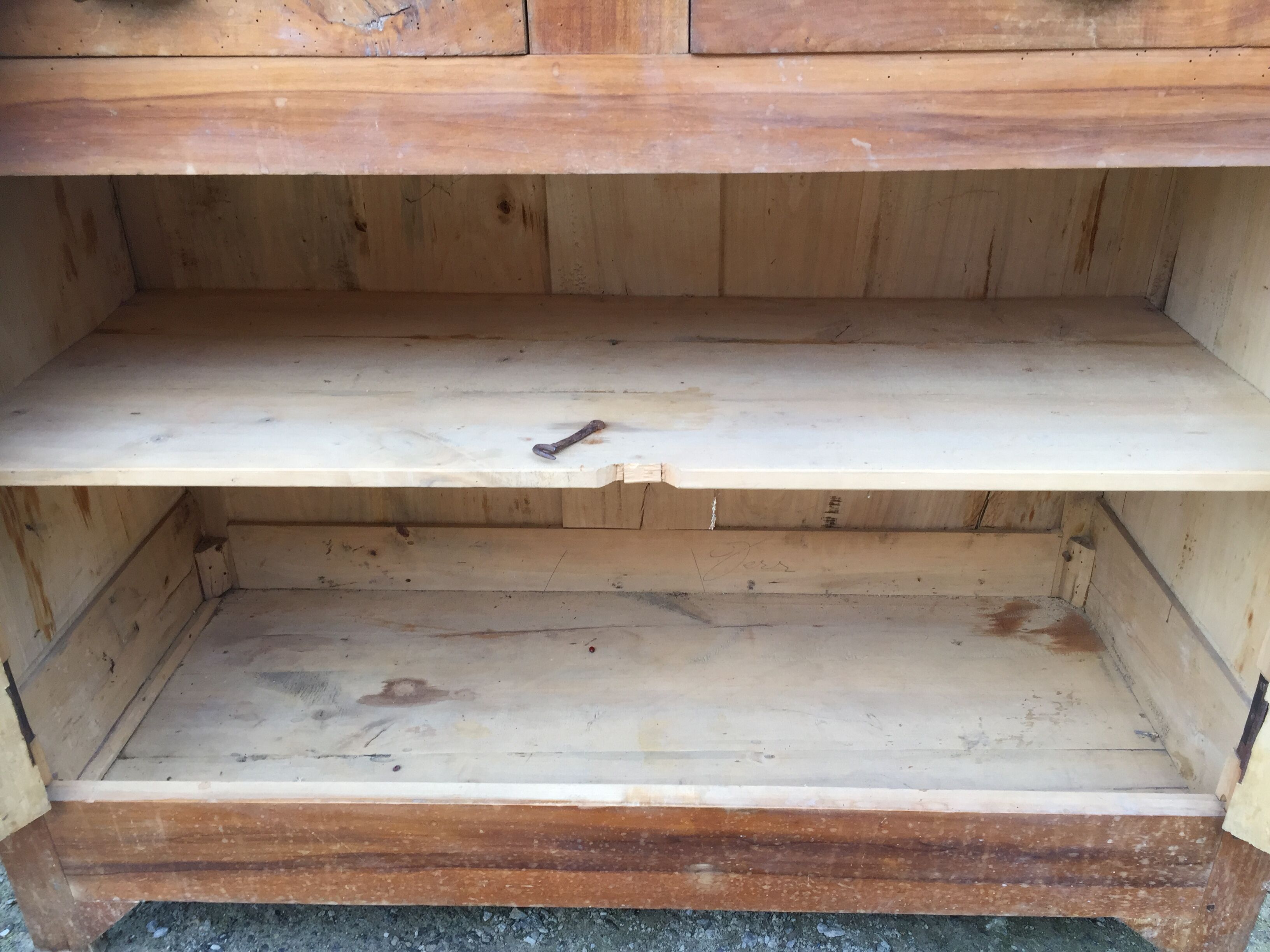 Buffet vintage parisien en bois de peuplier à 2 portes et 2 tiroirs.