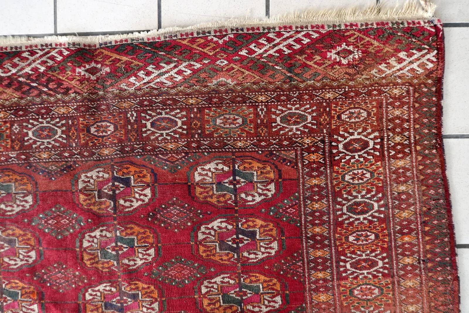 Authentic antique Turkmen Tekke rug 134cm x 183cm - Gul motifs (1C1197)