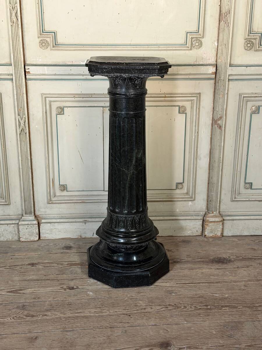 Column in green serpentine marble, circa 1880