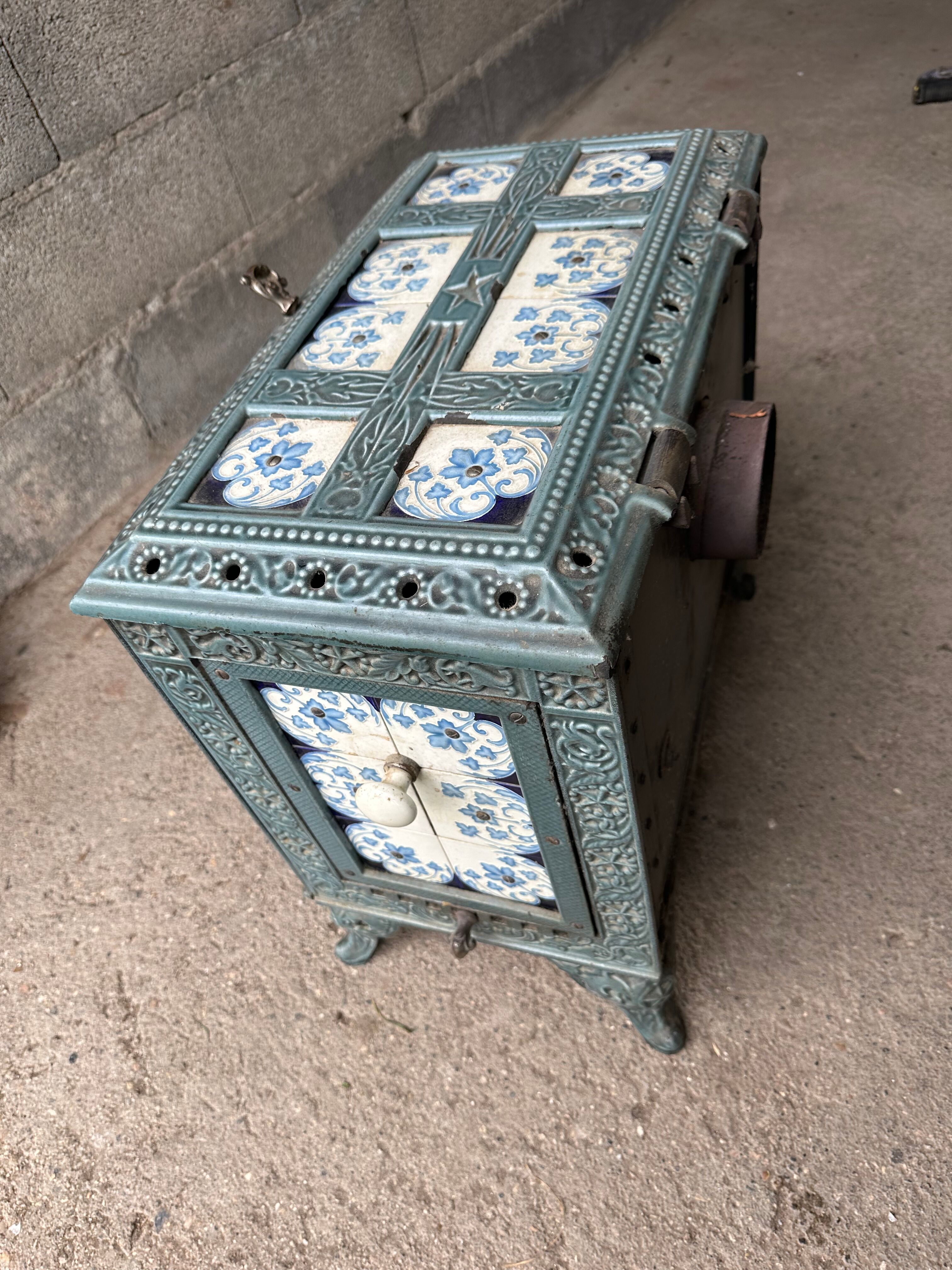 Enamelled cast iron wood stove and earthenware Mirus