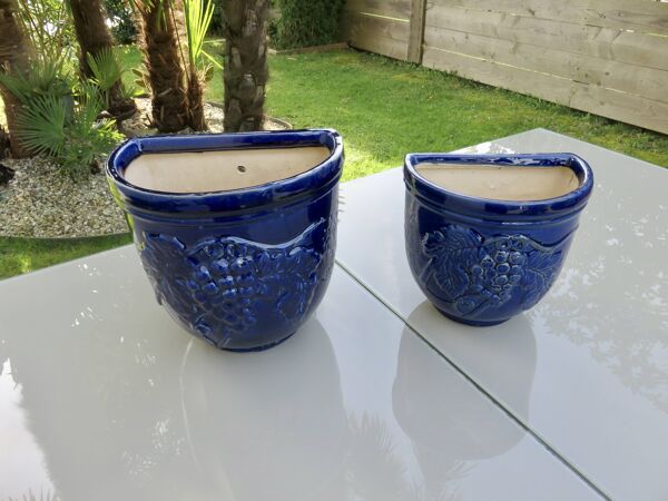 Potiche murale en terre cuite vernissée bleue à motif de raisin, années 70