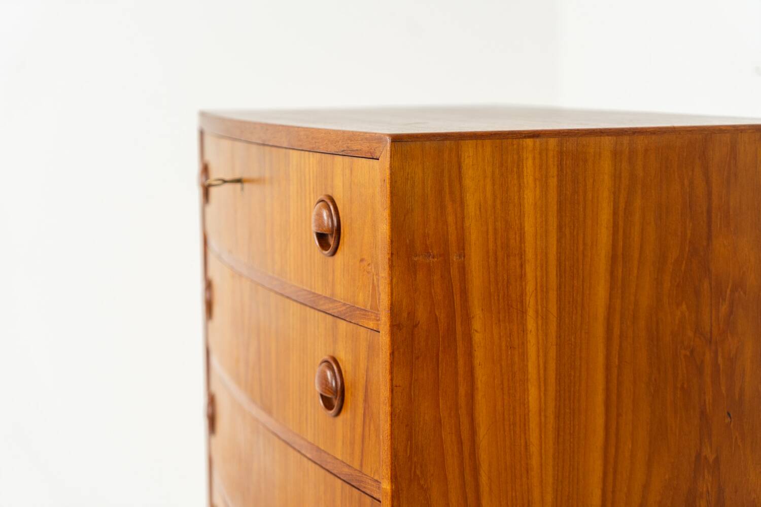 Commode à façade bombée Kai Kristiansen (Danemark, années 1960).