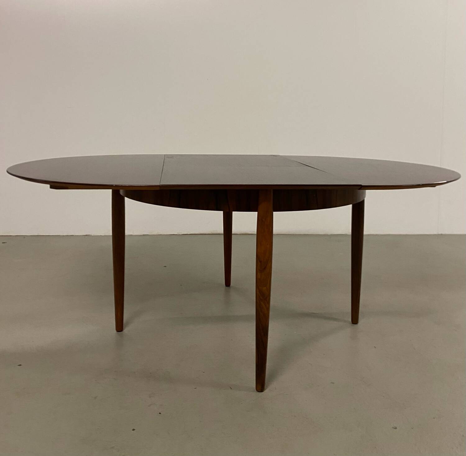 Table à manger ronde en palissandre extensible des années 1960 MidCentury