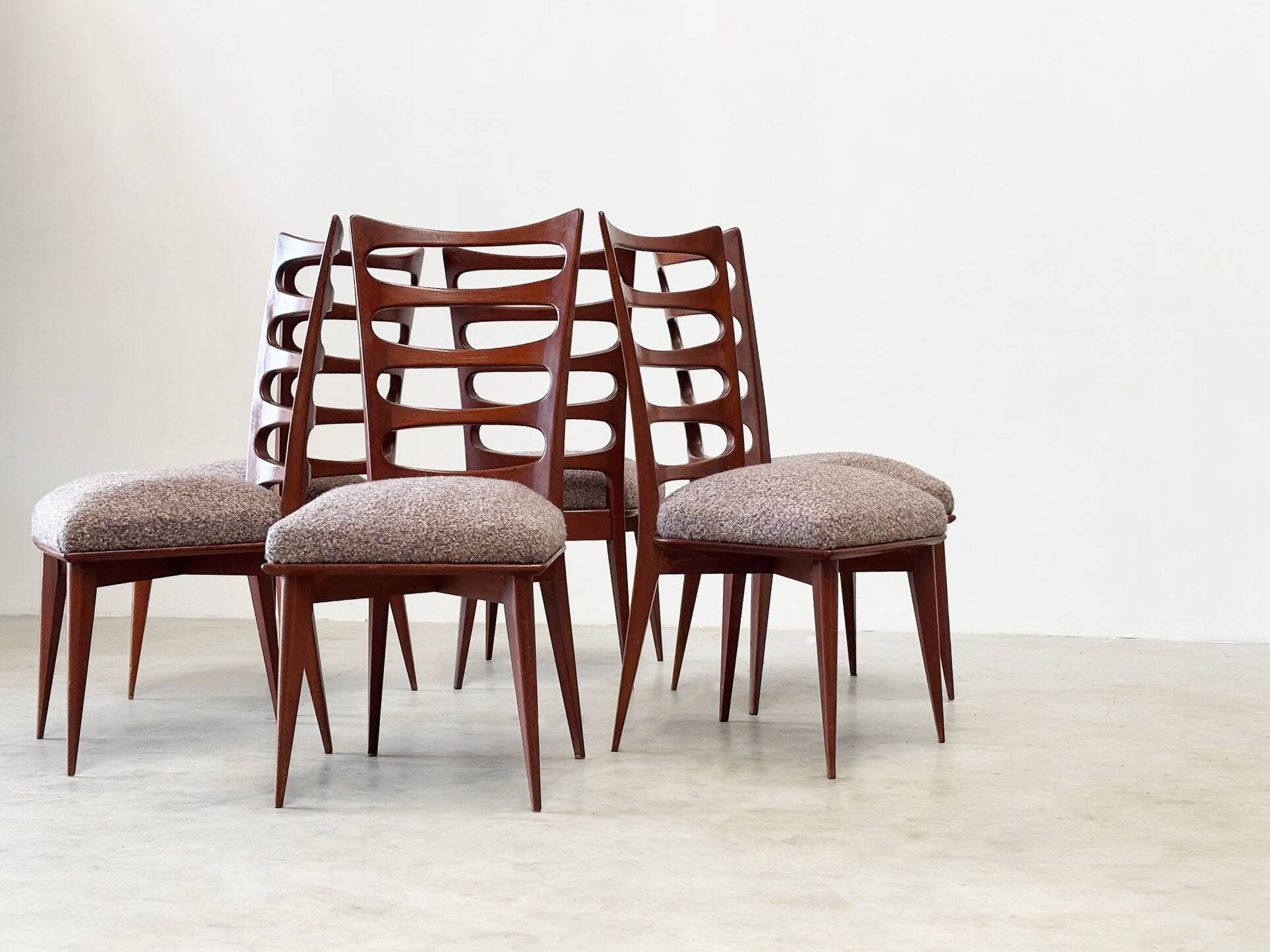 Ensemble de six chaises de salle à manger par Gaston Poisson