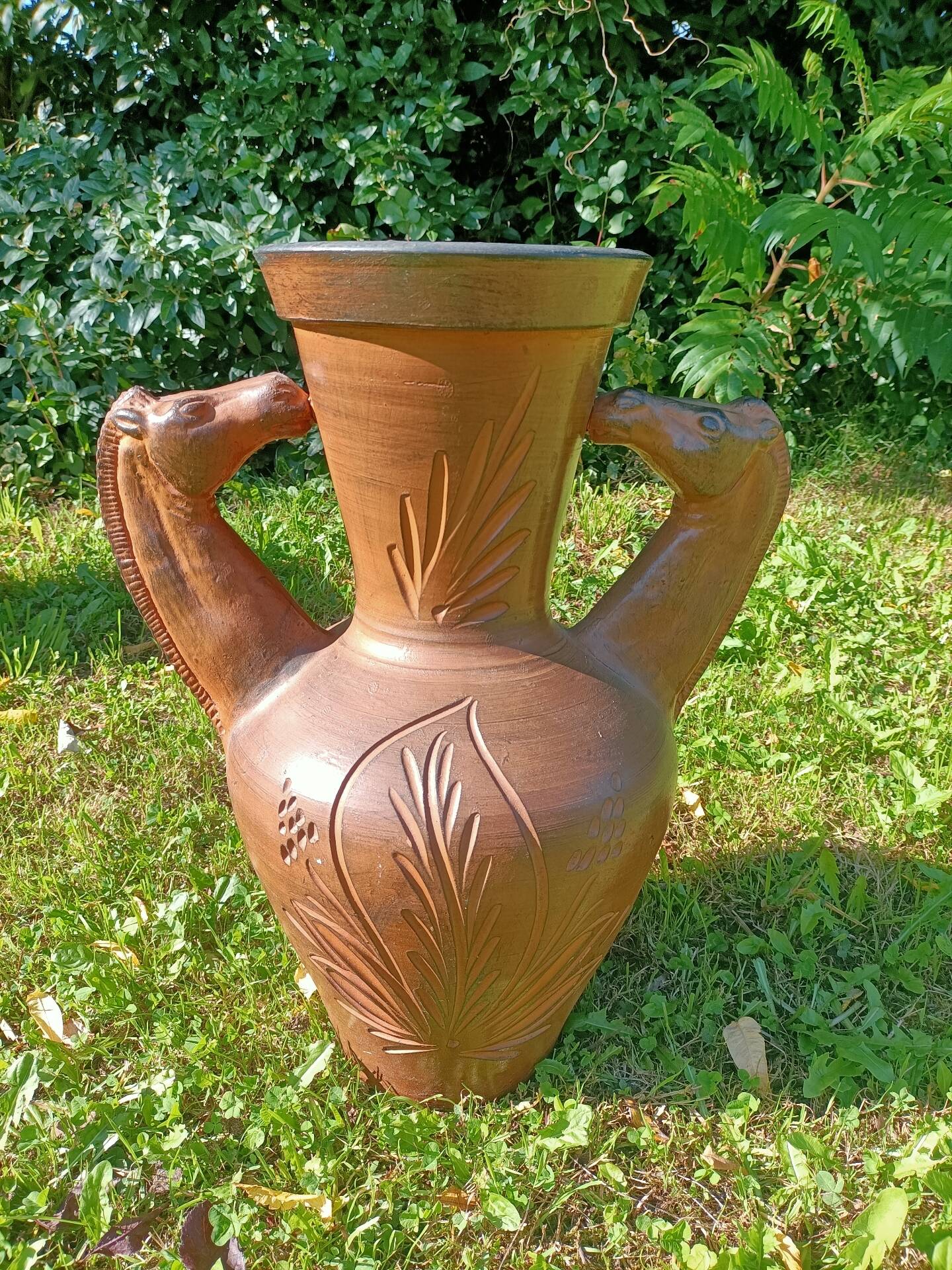 Large vase/jar Horses