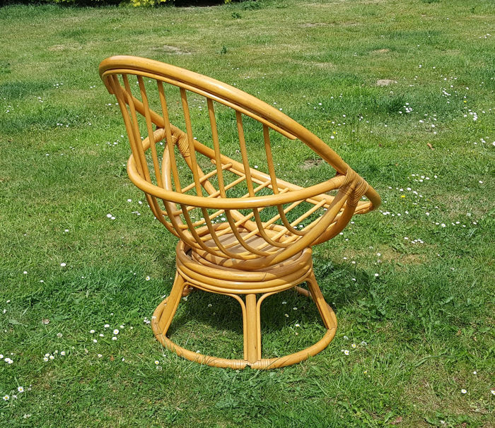 Fauteuil en rotin pivotant