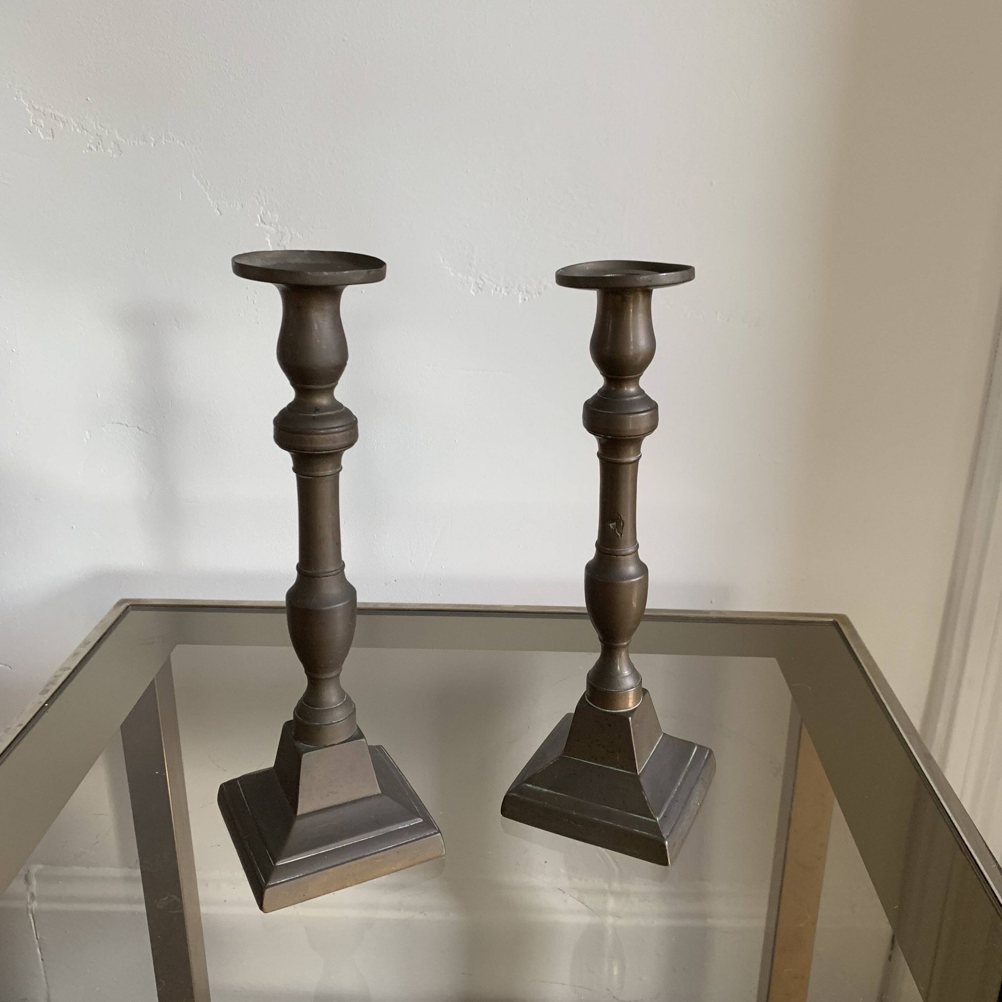 Paire de bougeoirs en laiton