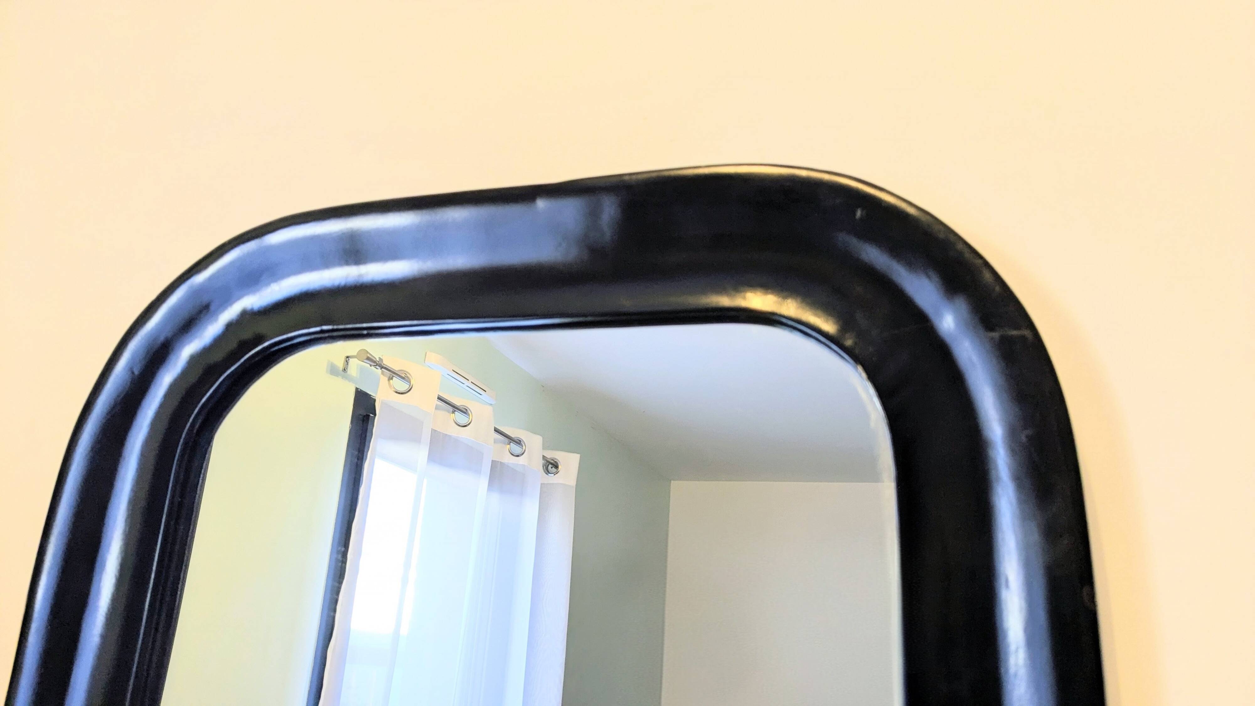 Miroir vintage noir aux angles arrondis