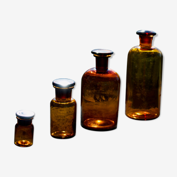 4 ancien flacons d'apothicaire / pharmacie en verre ambré en parfait état daté avant 1960