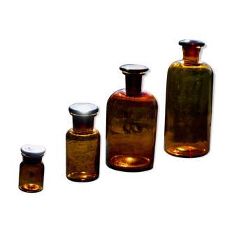 4 ancien flacons d'apothicaire / pharmacie en verre ambré en parfait état daté avant 1960
